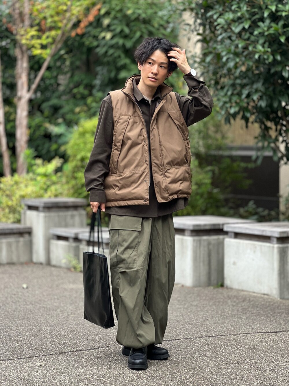 「アースカラー、カーゴパンツ、ミリタリーパンツ、ダウンベスト、レイヤードスタイル、パラシュートパンツ、ストリート、大人カジュアル、低身長、秋コーデ、シンプルコーデ、お出かけコーデ、トートバッグ、重ね着ベストシーズン、ブーツ」｜「ConfirmのConfirm / コンファーム ワイドカーゴパンツ（カーゴパンツ、グリーン系）」を使った、ゆっきーさん（骨格ウェーブ・メンズ・165cm）の秋コーディネートの2枚目の写真
