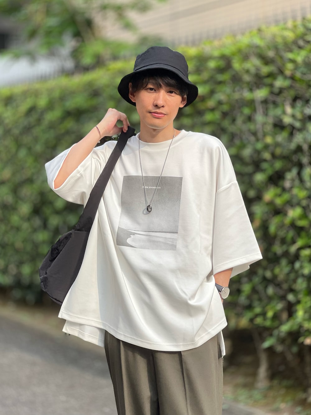 「みんなの白Tフェス、シンプルコーデ、きれいめカジュアル、大人カジュアル、夏コーデ、バケットハット、スラックス、プチプラ、フェススタイル、お出かけコーデ、夏セールで買いました、プリントT、低身長、ビッグシルエット、ラフコーデ」｜「Confirmのドレープとろみ ビッグシルエット 無地 / ワンポイント / フロントプリント オーバーサイズ半袖Tシャツ カットソー【Confirm】2023SS（Tシャツ/カットソー、ホワイト系）」を使った、ゆっきーさん（骨格ウェーブ・メンズ・165cm）の夏コーディネートの3枚目の写真