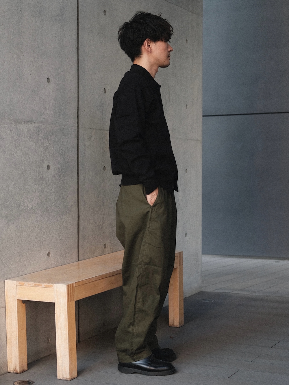 グリーン系のその他パンツ、ブラック系のドレスシューズ、シルバー系のリングを着用したメンズの秋コーディネートの3枚目の写真