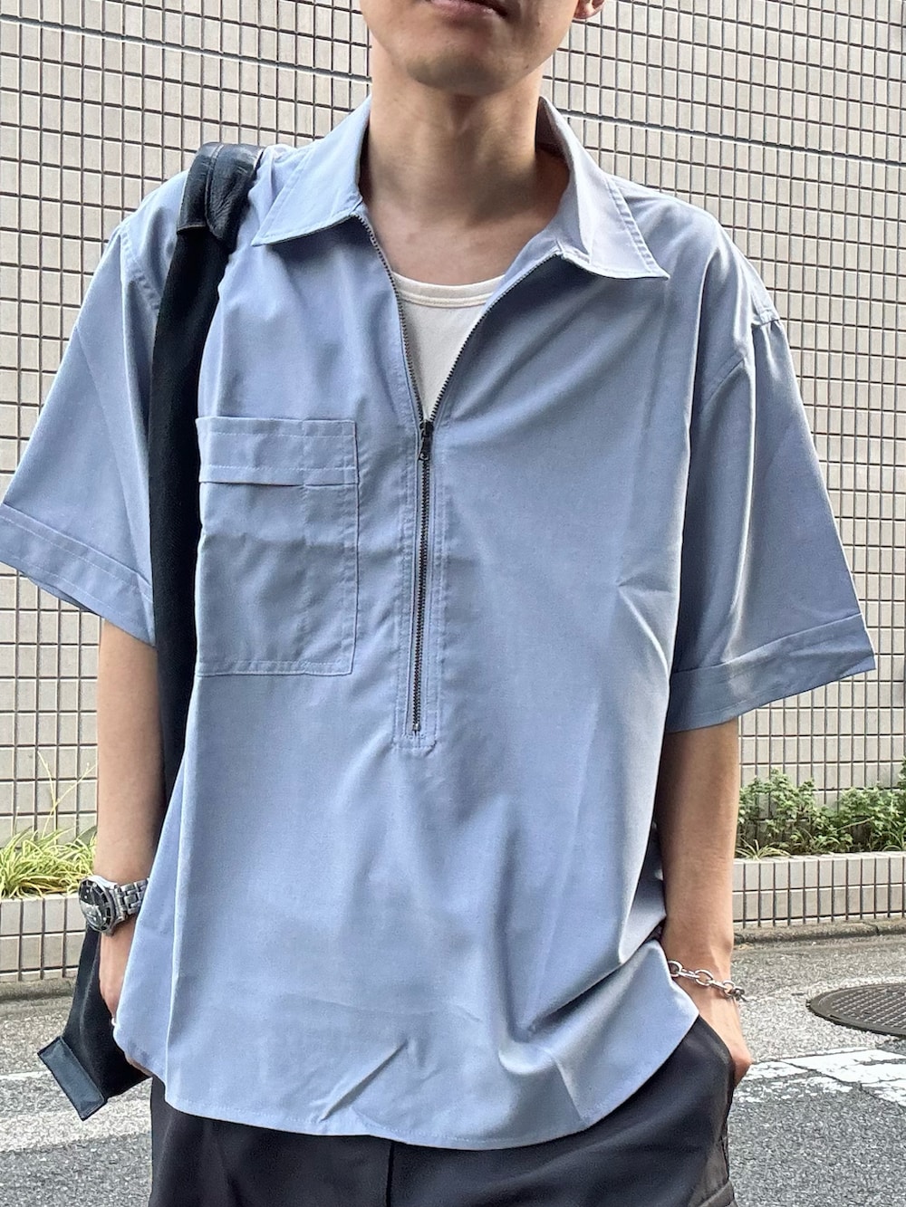 「夏コーデ、シンプル、シンプルスタイル、ショートパンツ、レイヤードスタイル、タンクトップ、ハーフジップ、きれいめカジュアル、大人カジュアル、大人コーデ、30代、40代、低身長コーデ、低身長、RHYTHR」｜「rhythrのアイテム（シャツ/ブラウス、ブルー系）」を使った、ゆっきーさん（骨格ウェーブ・メンズ・165cm）の夏コーディネートの3枚目の写真