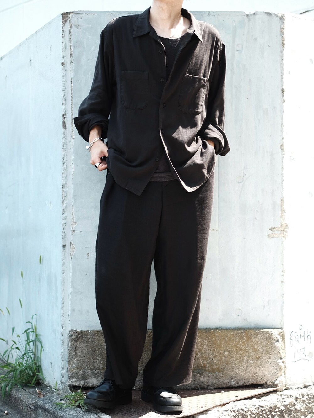 「shiun、シウン、LIDnM、リドム、休日スタイル、低身長、低身長コーデ、低身長男子、大人カジュアル、大人コーデ、30代コーデ、30代、40代ファッション、ラフ、オールブラック」｜「shiunのアイテム（シャツ/ブラウス、ブラック系）」を使った、ゆっきーさん（骨格ウェーブ・メンズ・165cm）の夏コーディネートの2枚目の写真