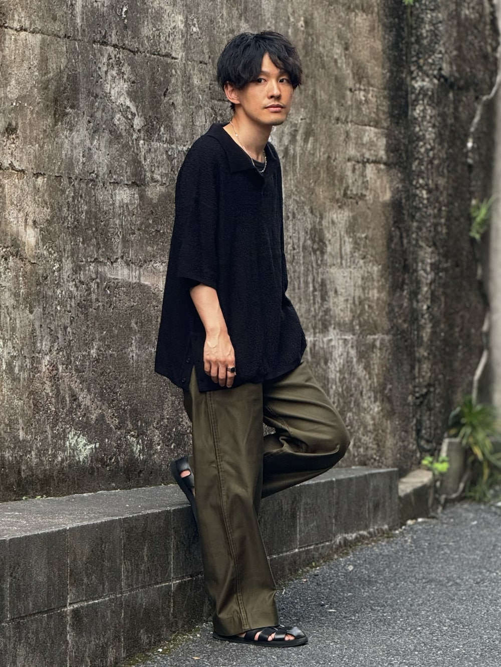 「ラフ、ラフコーデ、ニットポロ、ポロシャツ、PR、serace、プチプラ、プチプラコーデ、CIOTA、EDIFICE、きれいめカジュアル、大人カジュアル、シンプルコーデ、今日のコーデ、低身長」｜「SERACEの【SERACE】Oversize jacquard short sleeve knit polo shirt / オーバーサイズジャガード半袖ニットポロシャツ（ポロシャツ、ブラック系）」を使った、ゆっきーさん（骨格ウェーブ・メンズ・165cm）の夏コーディネートの2枚目の写真