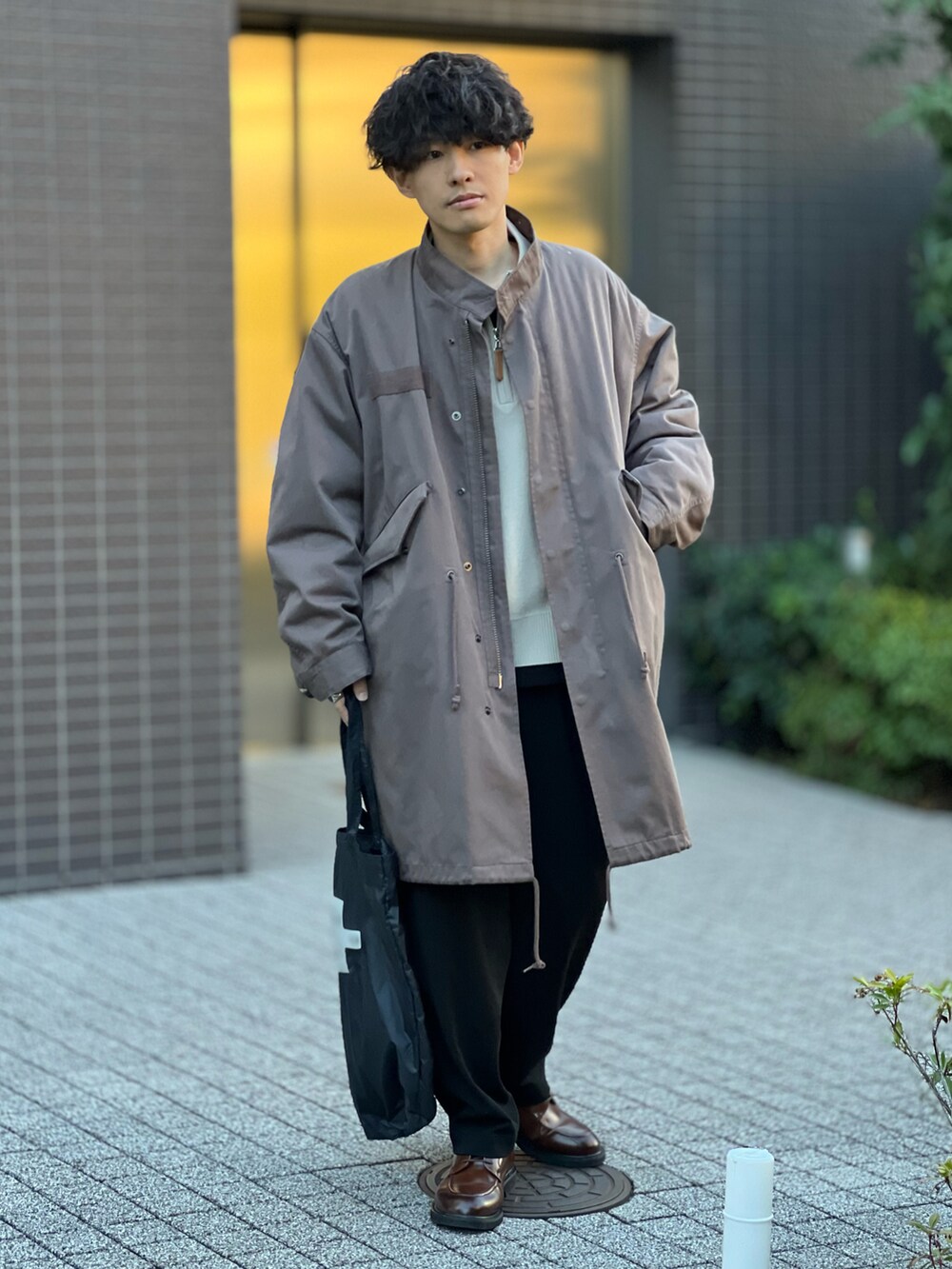 「冬コーデ、モッズコート、きれいめカジュアル、今日のコスメと服、ショルダーバッグ、トートバッグ、ワイドパンツ、お出かけコーデ、低身長、ハーフジップ、レイヤードスタイル、ロングコート、休日スタイル、ストリート、ブーツ」|「ADAM ET ROPE'の《新色追加・2点セット》M-65 ビッグシルエット モッズコート / コート&中綿ライナーセット / ライナー取り外し可能 / ユニセックス(モッズコート、ベージュ系)」を使った、ゆっきーさん(骨格ウェーブ・メンズ・165cm)の冬コーディネートの5枚目の写真