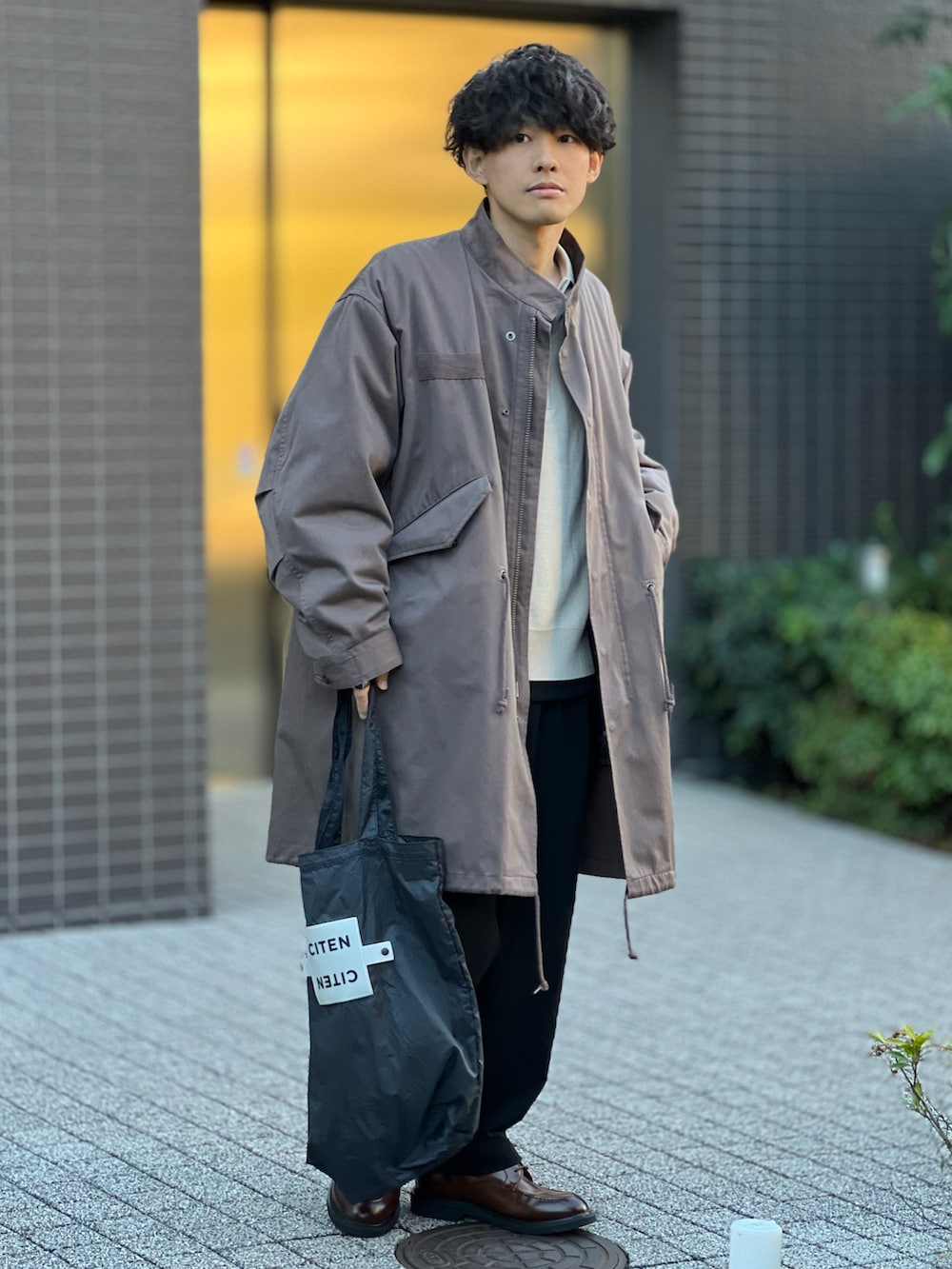 「冬コーデ、モッズコート、きれいめカジュアル、今日のコスメと服、ショルダーバッグ、トートバッグ、ワイドパンツ、お出かけコーデ、低身長、ハーフジップ、レイヤードスタイル、ロングコート、休日スタイル、ストリート、ブーツ」|「ADAM ET ROPE'の《新色追加・2点セット》M-65 ビッグシルエット モッズコート / コート&中綿ライナーセット / ライナー取り外し可能 / ユニセックス(モッズコート、ベージュ系)」を使った、ゆっきーさん(骨格ウェーブ・メンズ・165cm)の冬コーディネートの4枚目の写真