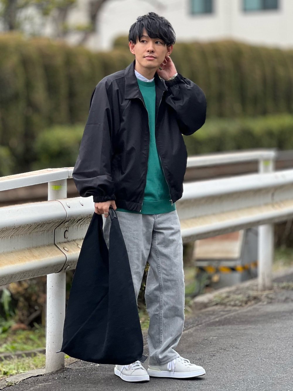 「私の推しブランド、大人カジュアル、デニム、レイヤードスタイル、シンプルコーデ、きれいめカジュアル、ASTRONOMY、UNIQLO、休日スタイル、スニーカー、ワイドパンツ、clarks、ビビッドカラー、ニット、プチプラ」|「ASTRONOMYのドルマンスリーブオーバーサイズショートブルゾン(ブルゾン、ブラック系)」を使った、ゆっきーさん(骨格ウェーブ・メンズ・165cm)の冬コーディネートの2枚目の写真