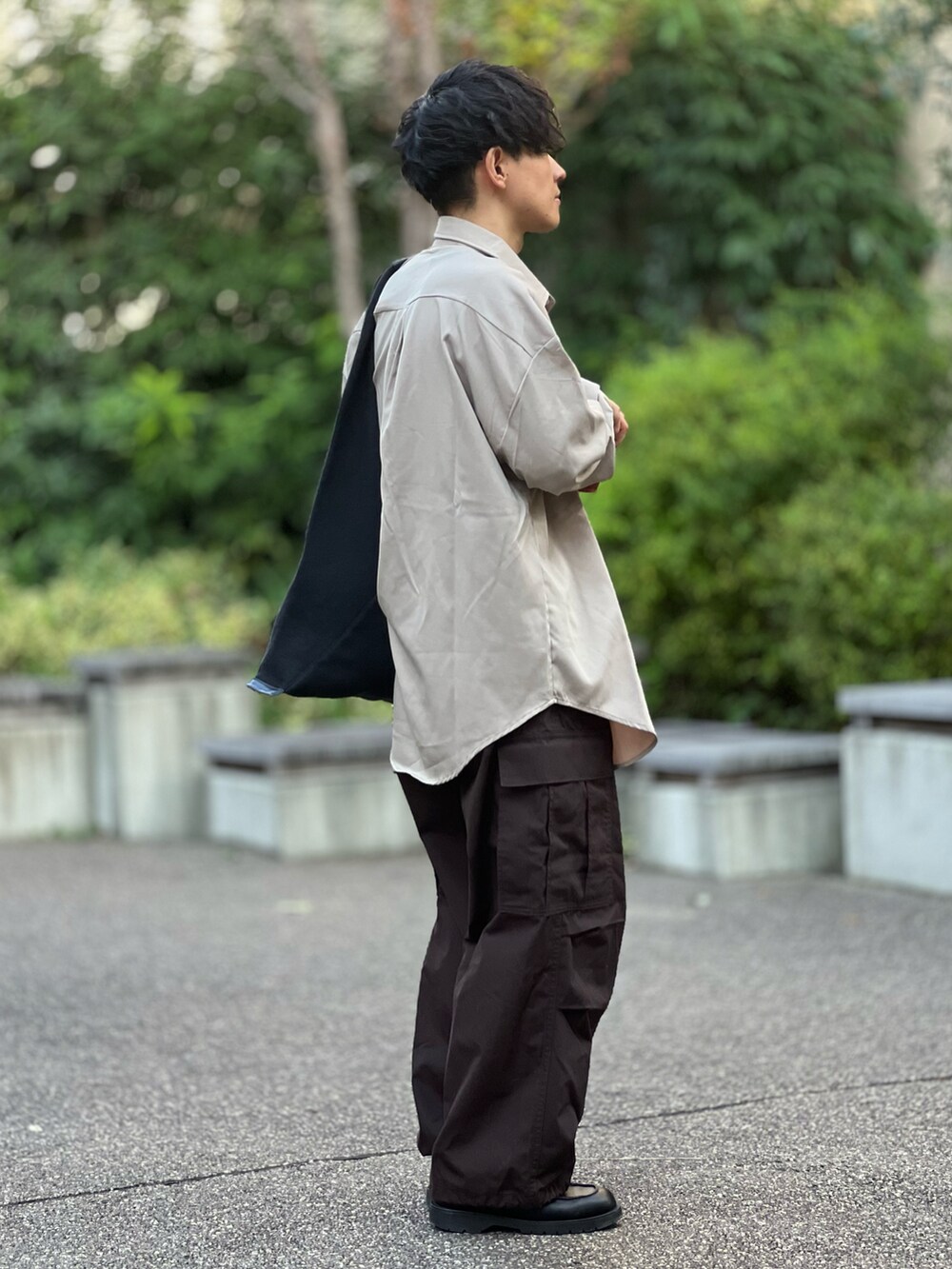 ベージュ系のシャツ/ブラウス、ブラック系のトートバッグ、ブラウン系のカーゴパンツを着用したメンズの秋コーディネートの3枚目の写真