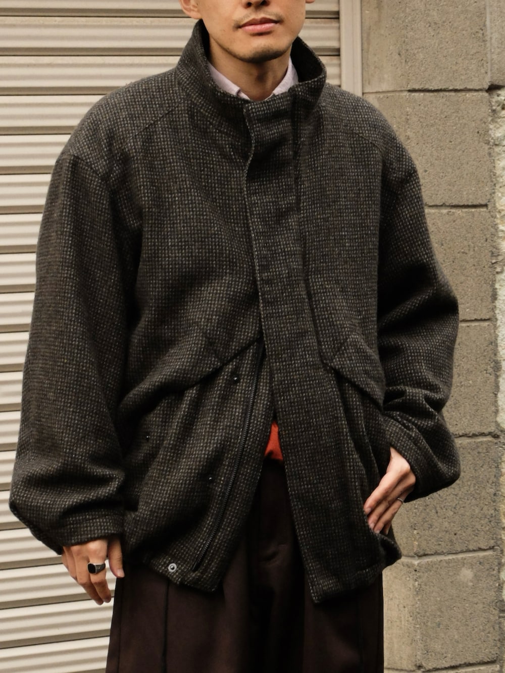 「新星WEARISTAにエントリー、ブラウンコーデ、ブラウン、赤、マイベストコーデ2023、冬コーデ、クリスマスに着たい服、クリスマスコーデ、ブルゾン、ワイドパンツ、スラックス、低身長、きれいめカジュアル、プチプラ、お出かけコーデ」｜「shiunのMILITARY STAND COLLAR BLOUSON（ブルゾン、ブラウン系）」を使った、ゆっきーさん（骨格ウェーブ・メンズ・165cm）の冬コーディネートの3枚目の写真
