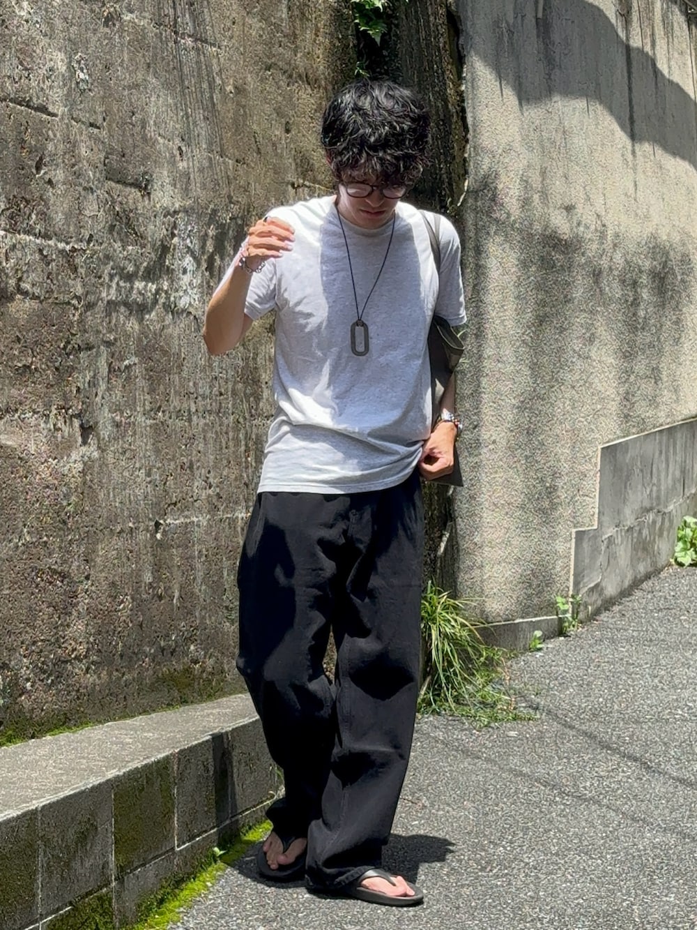 「夏服、夏コーデ、きれいめカジュアル、大人カジュアル、ラフスタイル、サンダル、低身長、低身長コーデ、シンプル、大人コーデ、休日コーデ、休日スタイル、Tシャツ、デニム、テーマパークコーデ」｜「BROOKS BROTHERSのアイテム（Tシャツ/カットソー、グレー系）」を使った、ゆっきーさん（骨格ウェーブ・メンズ・165cm）の夏コーディネートの2枚目の写真