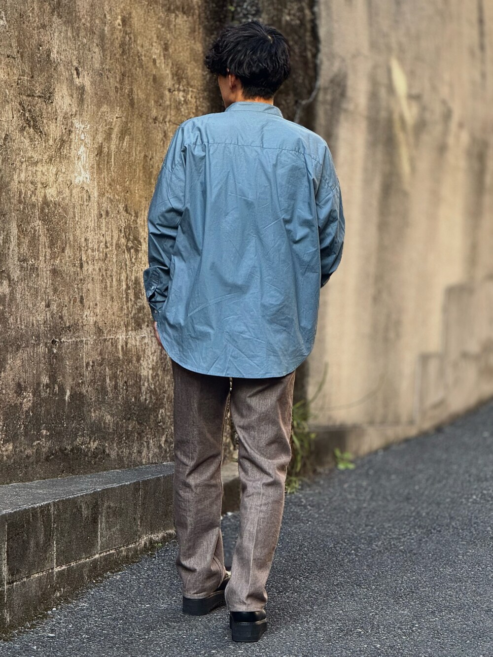 「春のおしゃ見えテクニック、春コーデ、春夏コーデ、シャツスタイル、STARTING OVER、シャツ、バンドカラーシャツ、きれいめカジュアル、デニム、プチプラ、大人カジュアル、お出かけコーデ、シンプルコーデ、低身長、低身長コーデ」｜「Starting Overのブロードビッグ無地ストライプ バンドカラーシャツ/レディース メンズ（シャツ/ブラウス、ブルー系）」を使った、ゆっきーさん（骨格ウェーブ・メンズ・165cm）の春コーディネートの5枚目の写真