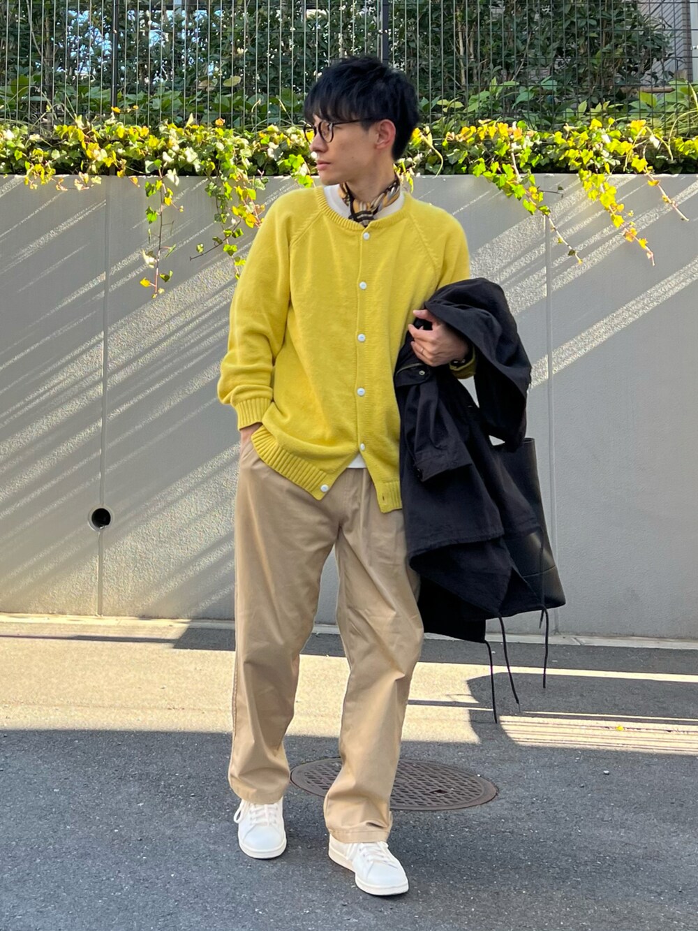 「白スニーカー、レイヤードスタイル、メガネ男子、シンプルコーデ、チノパン、カーディガン、春コーデ、モッズコート、差し色、30代、低身長、大人カジュアル、ootd、ビタミンカラー、春カラー」|「Branchworksのアイテム(カーディガン/ボレロ、イエロー系)」を使った、ゆっきーさん(メンズ・165cm)の冬コーディネートの2枚目の写真