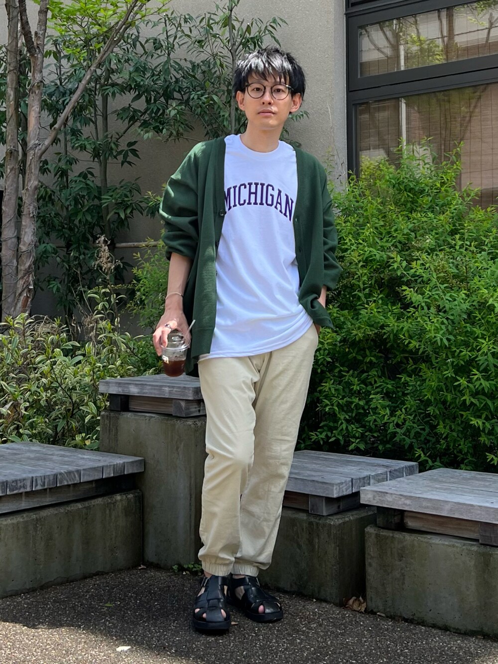 「グルカサンダル、30代、カラーパンツ、グリーン、ロゴT、プチプラ、春夏コーデ、カーディガン、休日スタイル、リラックススタイル、古着MIX、低身長男子、シンプルコーデ、オーバーサイズ、ごきげんウィーク」|「ANGIEのGILDANカレッジロゴオーバーサイズTシャツ(半袖)(Tシャツ/カットソー、ホワイト系)」を使った、ゆっきーさん(メンズ・165cm)の春コーディネートの2枚目の写真