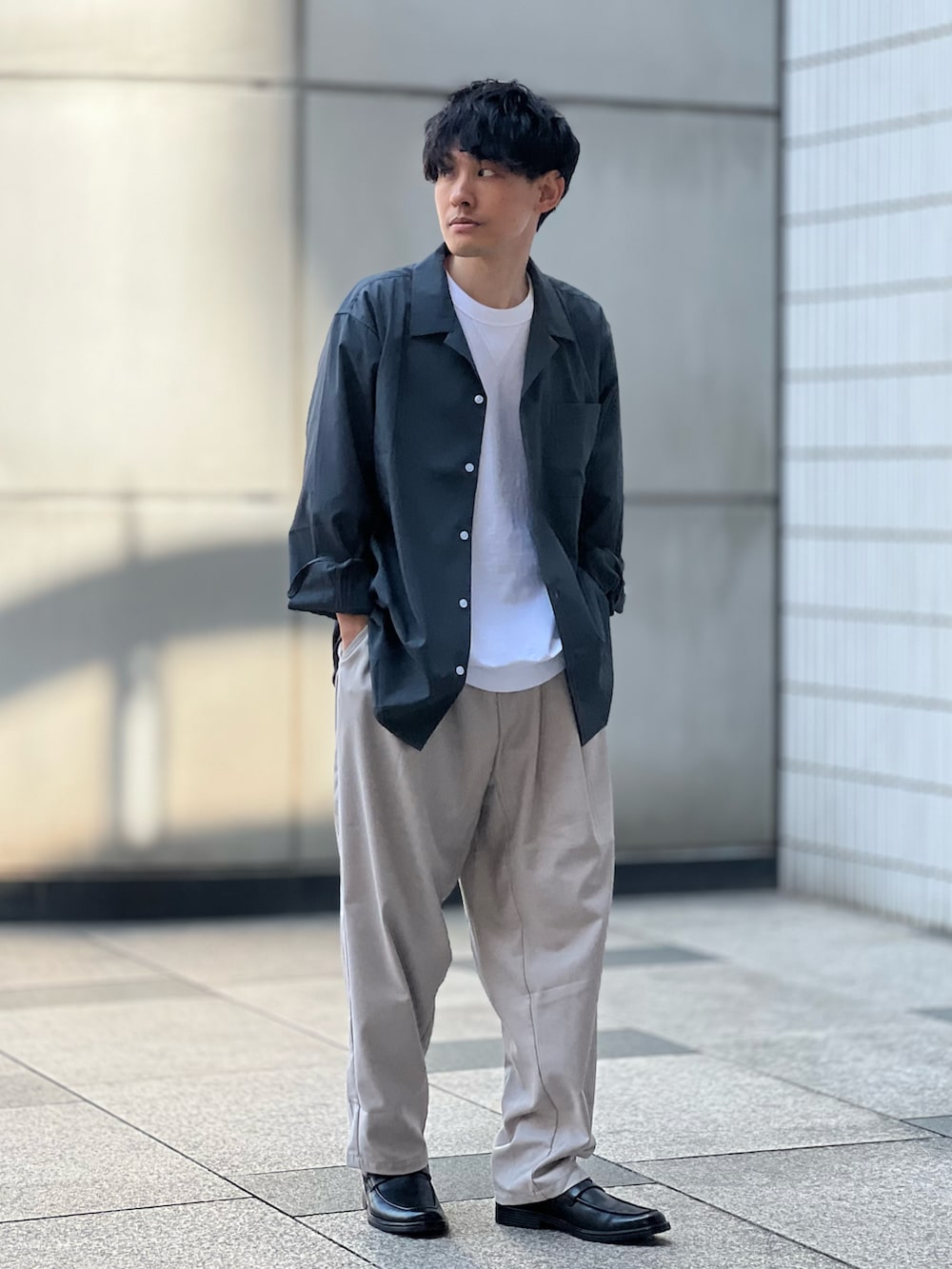「春服デビュー宣言、SITRY、きれいめカジュアル、大人カジュアル、春服みてみて、春コーデ、シャツスタイル、ローファー、プチプラ、スラックス、モノトーン、休日スタイル、シンプルコーデ、低身長、ボーダートップス」｜「SITRYのDrape Open Collar Shirt/ドレープ オープンカラー シャツ（シャツ/ブラウス、グレー系）」を使った、ゆっきーさん（骨格ウェーブ・メンズ・165cm）の春コーディネートの4枚目の写真