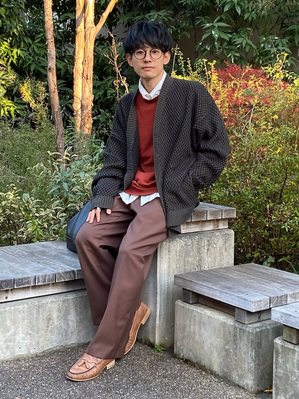 「カーディガン、ニット、冬コーデ、レイヤードスタイル、ワイドパンツ、厚底シューズ、シンプルコーデ、メガネ男子、エレガント、低身長、ゆるコーデ、30代、秋冬コーデ、ワンマイルコーデ、ender products」|「ENDER PRODUCTSのビックシルエット リンクス/アーガイル/切替デザイン Vネックニットカーディガン 2021-22 AW【ENDER PRODUCTS/エンダープロダクツ】(カーディガン/ボレロ、ブラック系)」を使った、ゆっきーさん(メンズ・165cm)の秋コーディネートの2枚目の写真