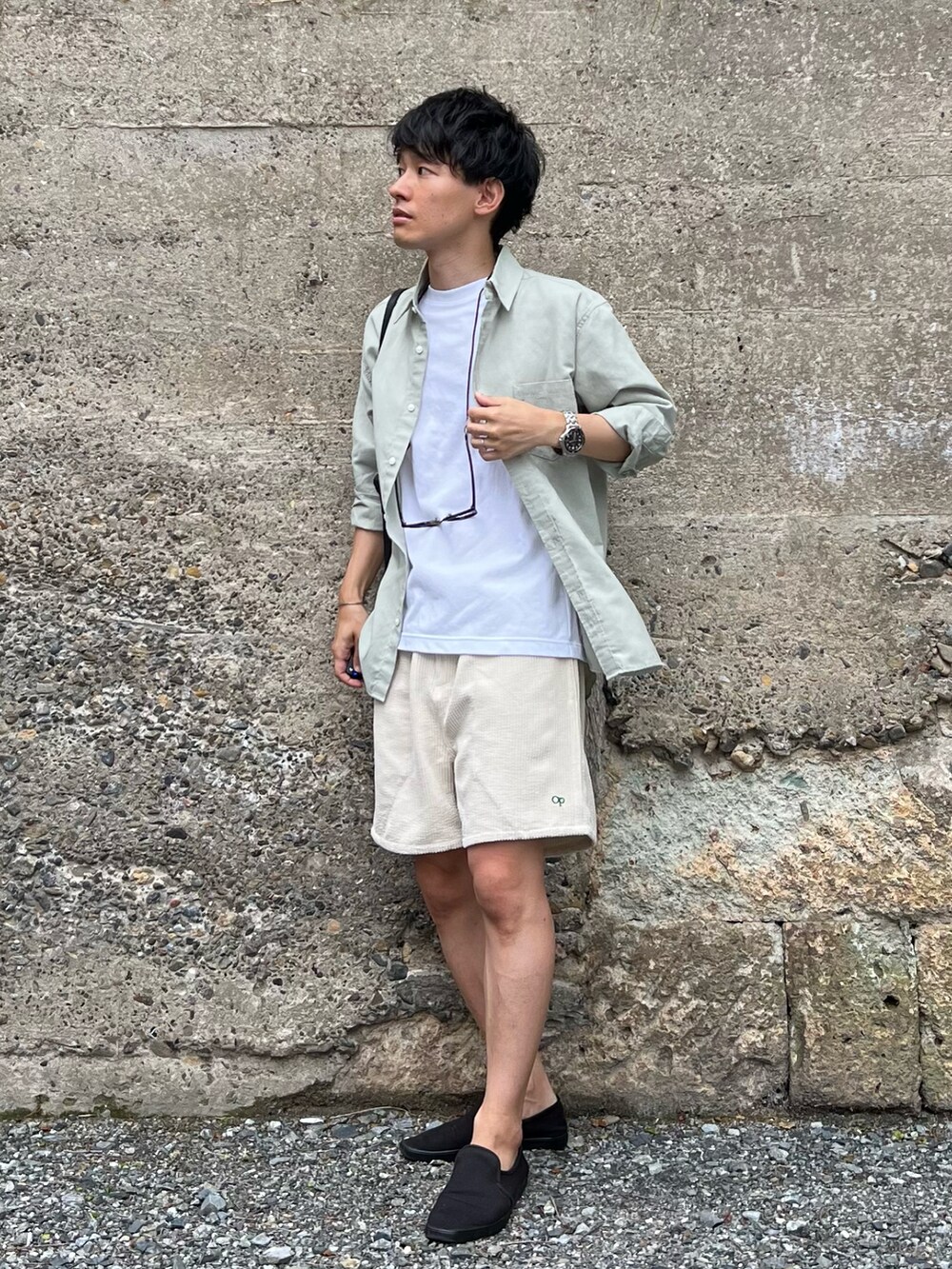 「ショートパンツ、ハーフパンツ、リネン、白Tシャツ、メガネ男子、グラスコード、シンプルコーデ、淡色コーデ、きれいめカジュアル、シャツスタイル、休日スタイル、夏コーデ、ワントーンコーデ、低身長コーデ、プチプラ」|「URBAN RESEARCHの『UR TECH ひやサラクール』リラックスTシャツ(Tシャツ/カットソー、ホワイト系)」を使った、ゆっきーさん(メンズ・165cm)の夏コーディネートの2枚目の写真