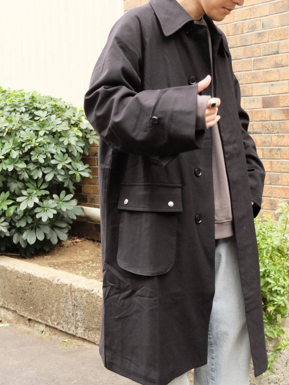 「RHYTHR、大人カジュアル、クリスマスに着たい服、shiun、デニム、スウェット、コート、ロングコート、マイベストコーデ2023、低身長、冬アウター、冬コーデ、新星WEARISTAにエントリー、クリスマスコーデ、デートコーデ」|「shiunのBLEACH DENIM(デニムパンツ、ブルー系)」を使った、ゆっきーさん(骨格ウェーブ・メンズ・165cm)の冬コーディネートの4枚目の写真