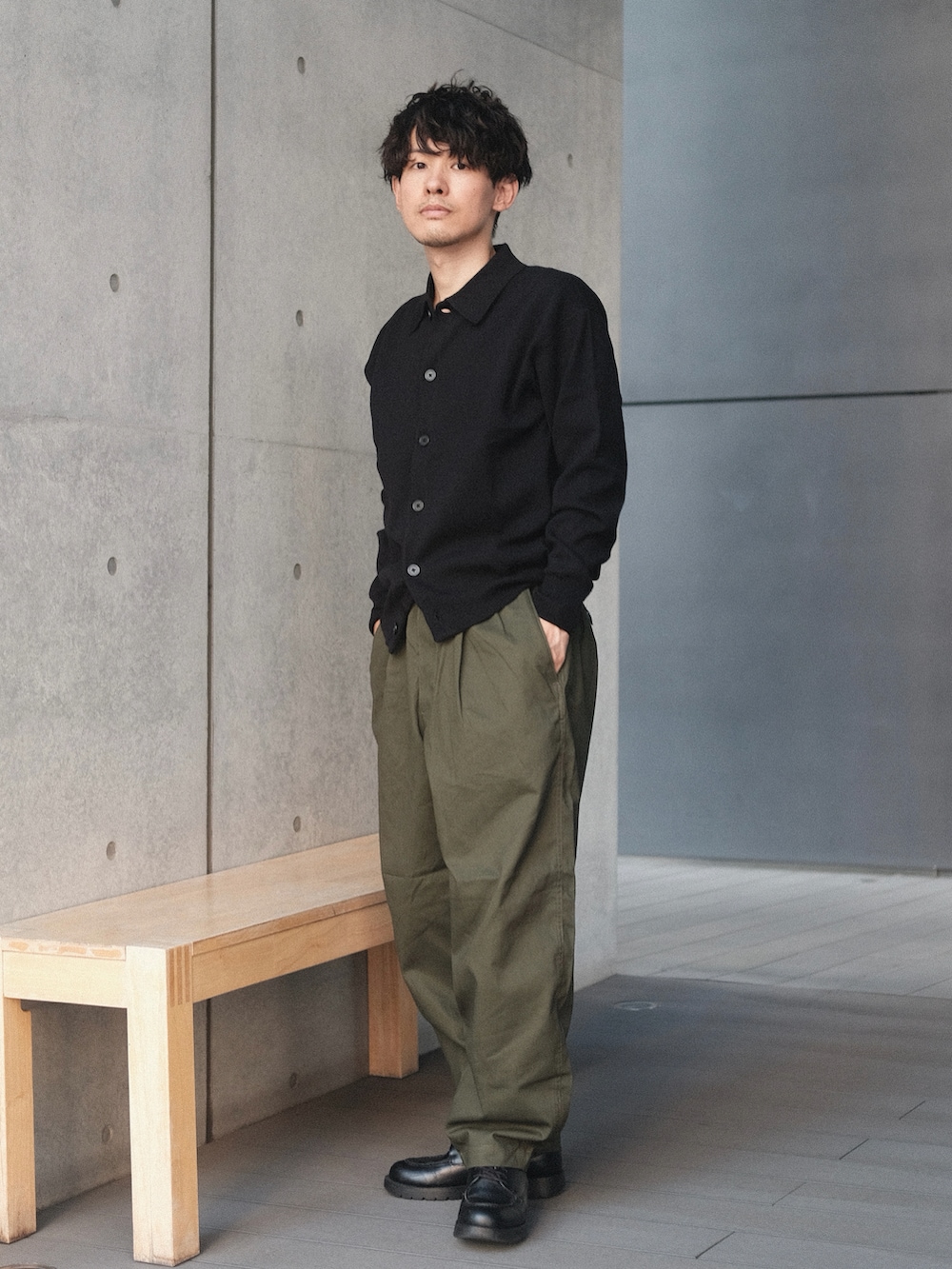 グリーン系のその他パンツ、ブラック系のドレスシューズ、シルバー系のリングを着用したメンズの秋コーディネートの5枚目の写真