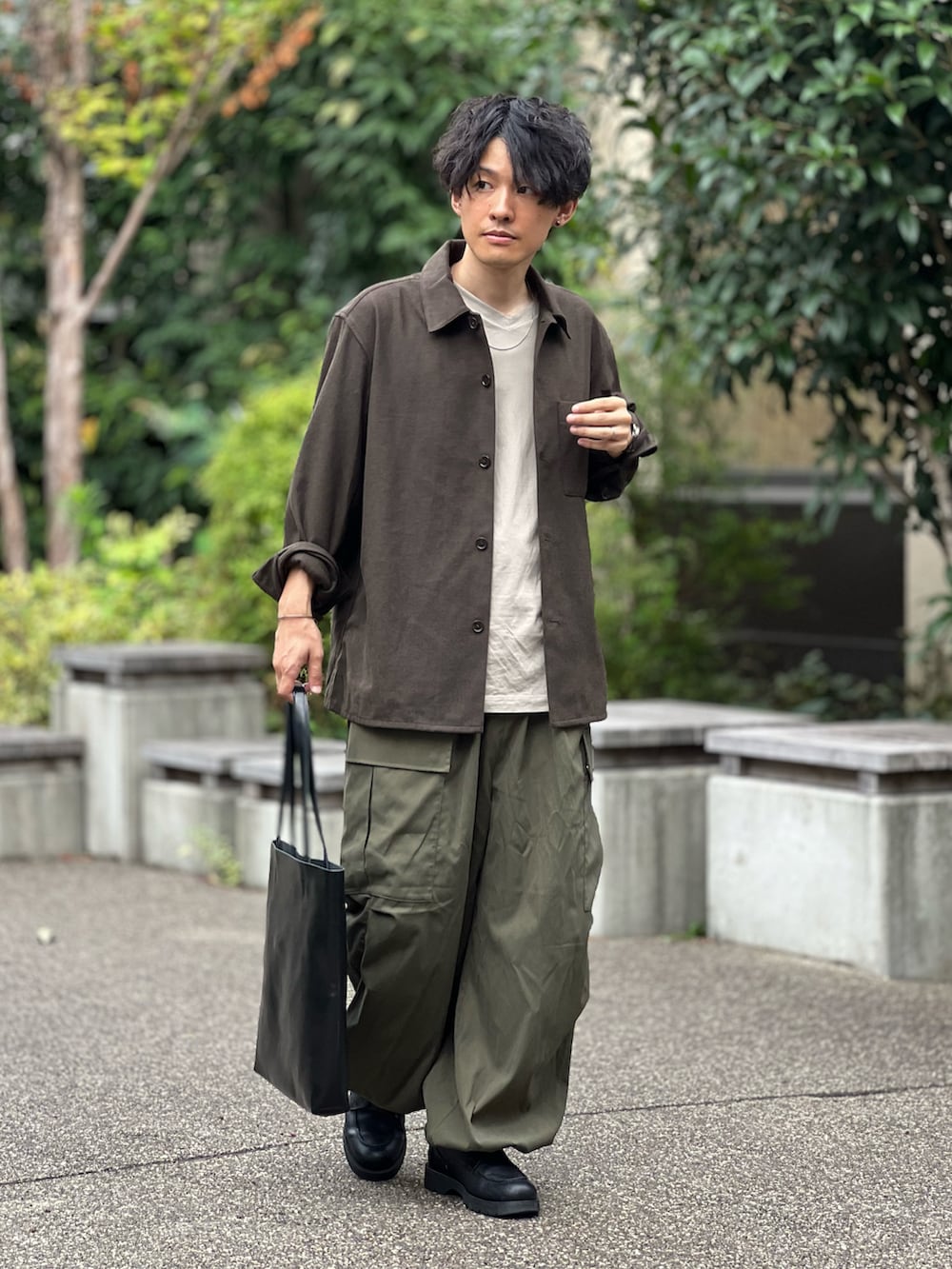 「カーゴパンツ、ワイドパンツ、パラシュートパンツ、アースカラー、ゆるコーデ、リラックススタイル、トートバッグ、秋コーデ、秋服準備はじめました、低身長、大人カジュアル、きれいめカジュアル、ストリートMIX、古着MIX、ミリタリー」｜「ConfirmのConfirm / コンファーム ワイドカーゴパンツ（カーゴパンツ、グリーン系）」を使った、ゆっきーさん（骨格ウェーブ・メンズ・165cm）の秋コーディネートの2枚目の写真