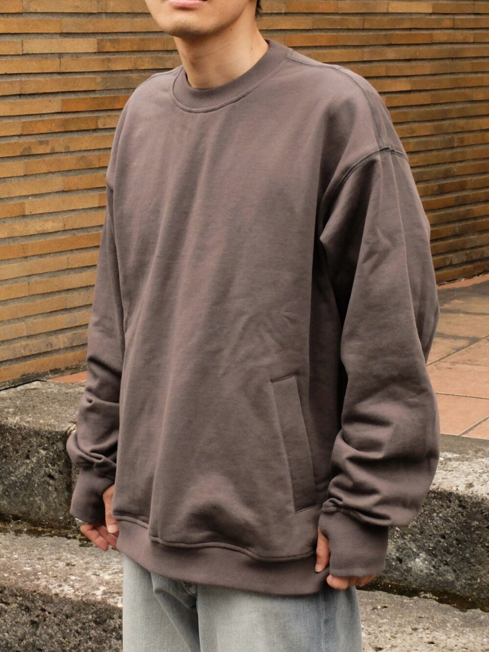「RHYTHR、shiun、シンプルコーデ、デニム、スウェット、きれいめカジュアル、古着MIX、休日スタイル、マイベストコーデ2023、お出かけコーデ、30代コーデ、大人コーデ、40代ファッション、新星WEARISTAにエントリー、プチプラ」｜「RHYTHRのアイテム（スウェット、グレー系）」を使った、ゆっきーさん（骨格ウェーブ・メンズ・165cm）の冬コーディネートの5枚目の写真
