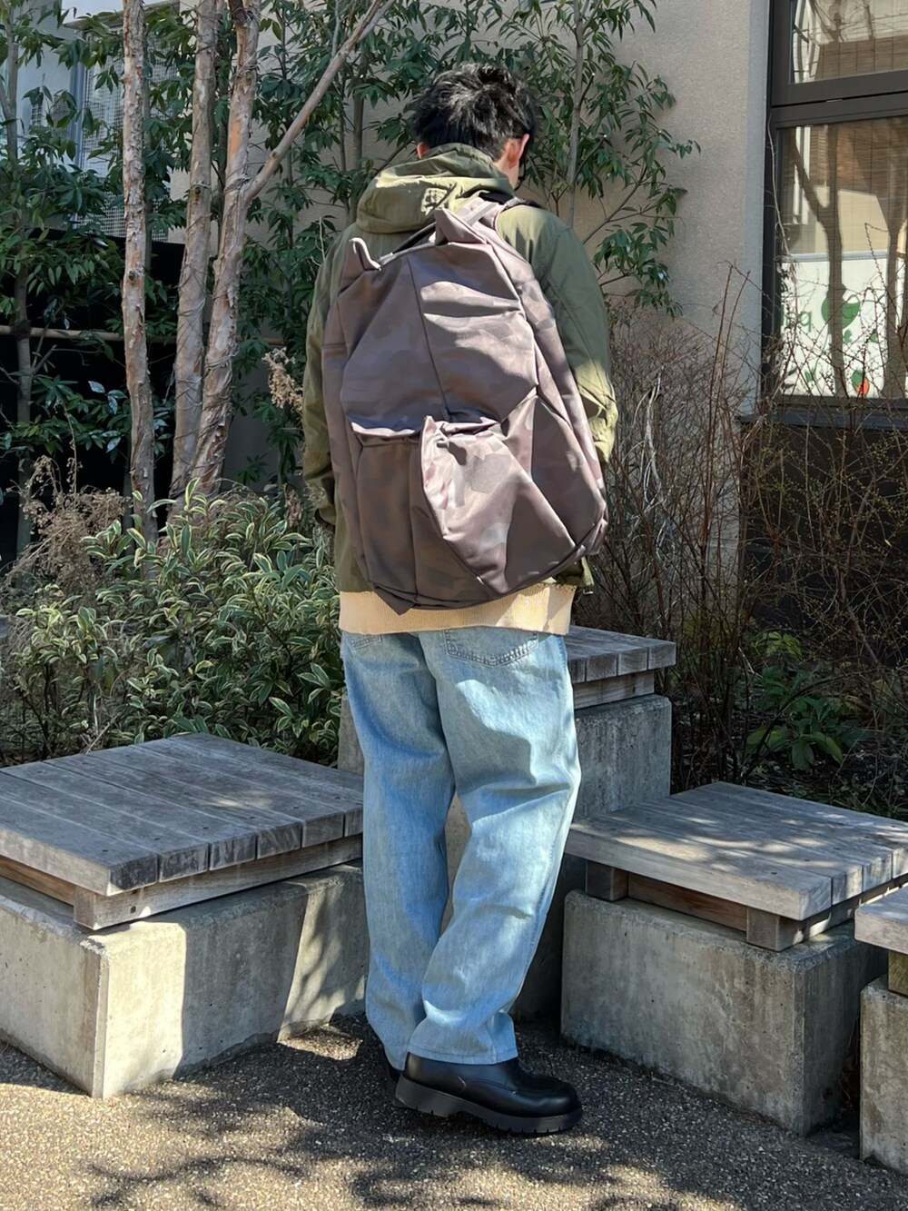 「マウンテンパーカー、レイヤードスタイル、メガネ男子、シンプルコーデ、デニム、ワイドデニム、春アウター、革靴、アースカラー、大人カジュアル、30代、低身長、SonnyLabel、サニーレーベル、oribagu」|「URBAN RESEARCH Sonny Labelの【撥水/抗菌/防臭】コーデュラマウンテンパーカー(マウンテンパーカー、グリーン系)」を使った、ゆっきーさん(メンズ・165cm)の冬コーディネートの3枚目の写真