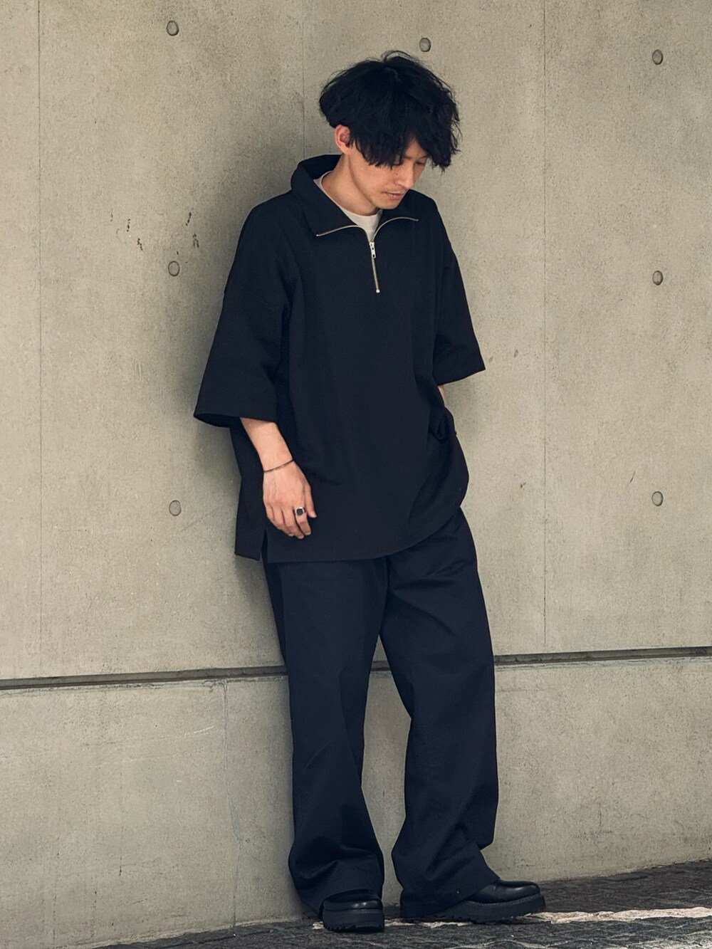 「serace、ハーフジップ、ワイドパンツ、スラックス、レイヤードスタイル、デートコーデ、大人カジュアル、きれいめカジュアル、春夏コーデ、Tシャツ、プチプラ、レイヤード、お出かけコーデ、韓国ファッション、低身長」｜「SERACEの【SERACE】Oversize short sleeve half zip T-Shirt / オーバーサイズ半袖ハーフジップTシャツ（Tシャツ/カットソー、ブラック系）」を使った、ゆっきーさん（骨格ウェーブ・メンズ・165cm）の春コーディネートの3枚目の写真