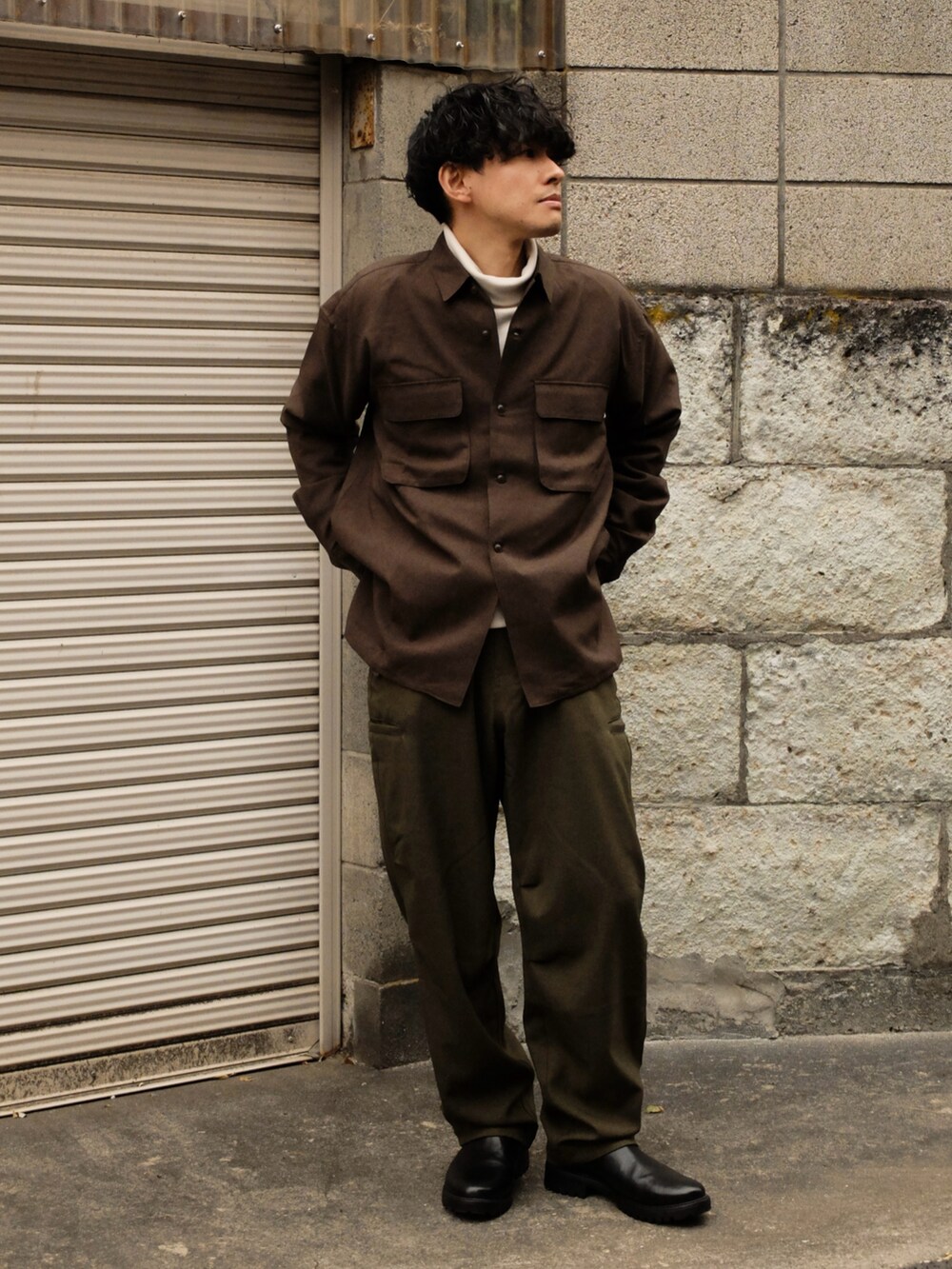 「冬コーデ、低身長、シャツスタイル、レイヤードスタイル、ワークパンツ、カーゴパンツ、ブーツ、ミリタリー、休日スタイル、大人コーデ、古着MIX、アースカラー、今日のコスメと服、ストリート、シンプルコーデ」｜「RHYTHRのアイテム（シャツ/ブラウス、グリーン系）」を使った、ゆっきーさん（骨格ウェーブ・メンズ・165cm）の冬コーディネートの2枚目の写真