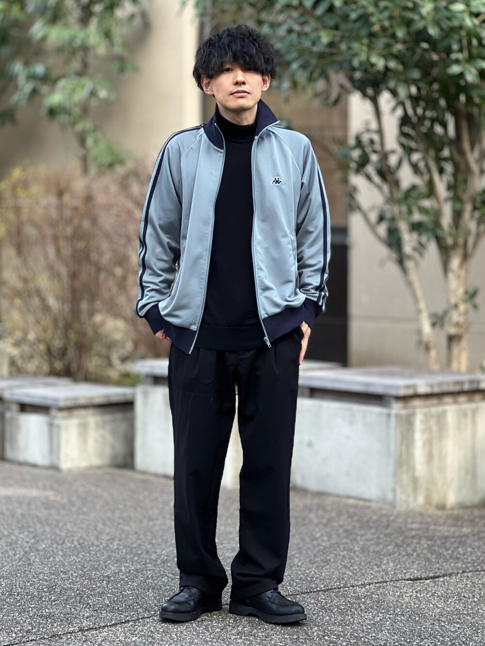 「confirm、コンファーム、きれいめカジュアル、レイヤードスタイル、ニット、ジャージ、プチプラ、シンプルコーデ、春色、休日スタイル、スラックス、スポーツミックス、春アウター、春コーデ、24ssトレンド」｜「Kappaの24SS 新色追加 【KAPPA】"WEB限定" 袖ラインジャージ / ベロア トラックジャケット ユニセックス（ジャージ、ブルー系）」を使った、ゆっきーさん（骨格ウェーブ・メンズ・165cm）の冬コーディネートの3枚目の写真