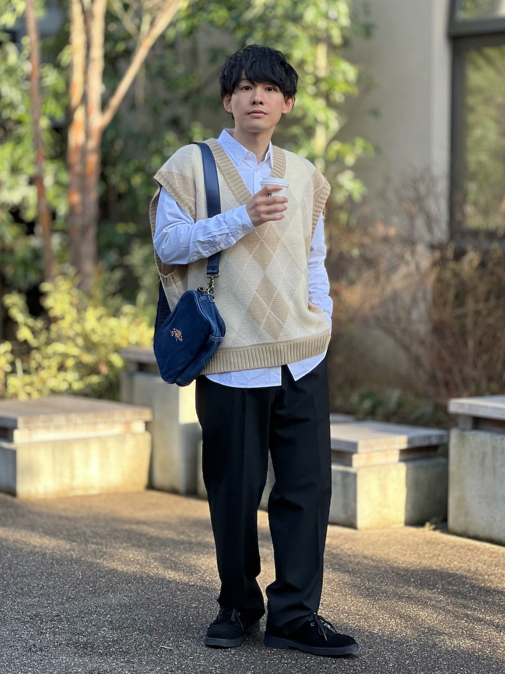 「ほめられ本命コーデ、春コーデ、ベスト、WONDER WONDER、シンプルコーデ、uspoloassn、UNIQLO、clarks、プチプラ、デニム、ショルダーバッグ、スラックス、春色、レイヤードスタイル、低身長」|「WONDER WONDERの羽根つきベスト / アーガイル柄オーバーサイズニット(ベスト、ベージュ系)」を使った、ゆっきーさん(骨格ウェーブ・メンズ・165cm)の冬コーディネートの2枚目の写真
