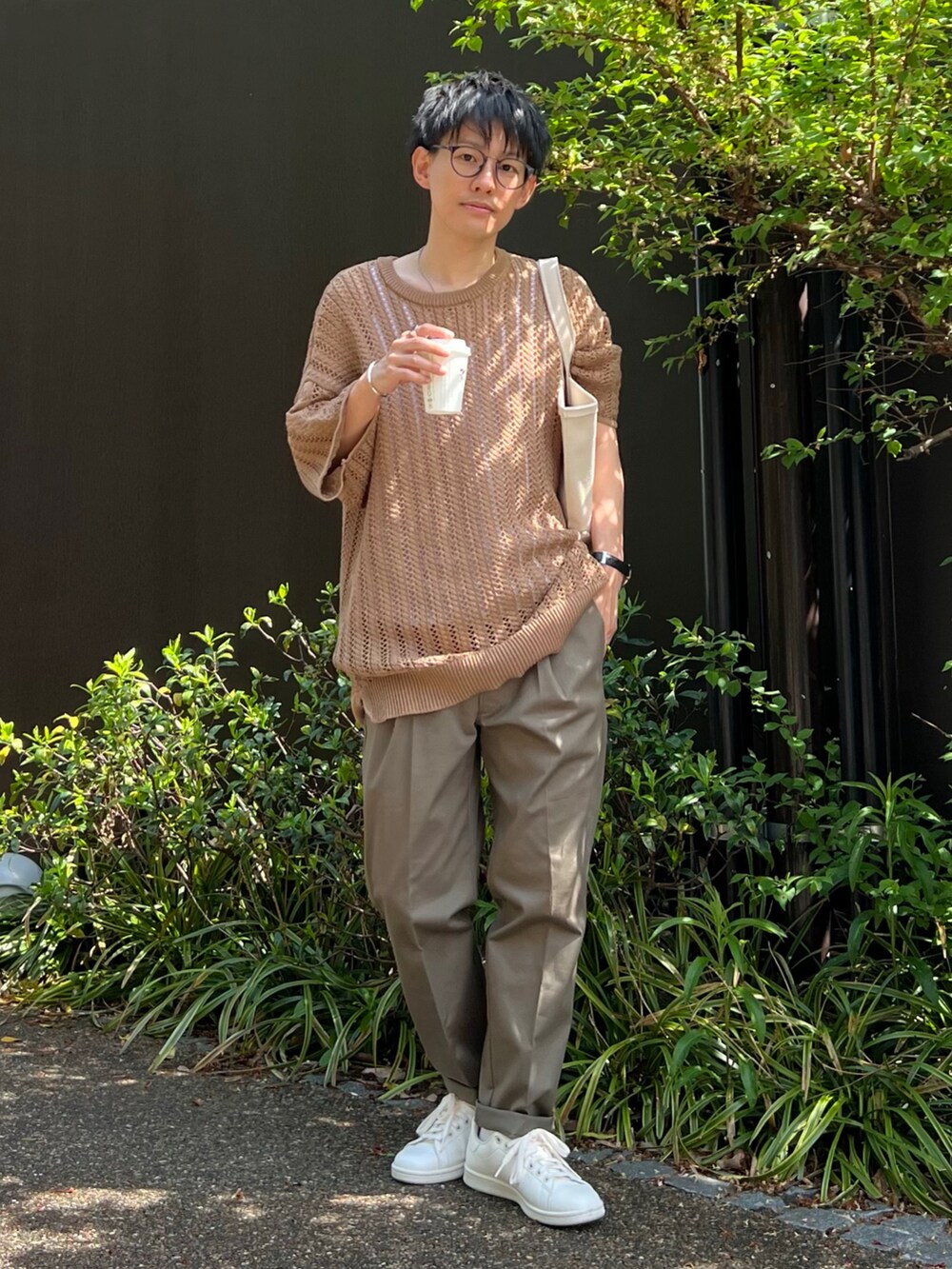 「30代、低身長、トートバッグ、アースカラー、カラーパンツ、グリーン、プチプラ、春夏コーデ、リラックススタイル、シンプルコーデ、大人カジュアル、メッシュ、休日スタイル、きれいめカジュアル、ビッグシルエット」｜「MONO-MARTのストライプメッシュケーブルライン半袖サマーニットプルオーバー/サマーニット 2022Summer（ニット/セーター、ブラウン系）」を使った、ゆっきーさん（メンズ・165cm）の春コーディネートの2枚目の写真