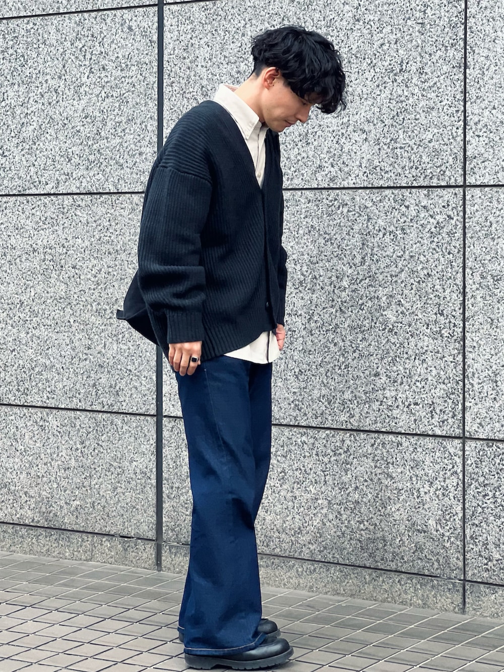 「似合うラボに行こう、カーディガン、シャツスタイル、フレアパンツ、トートバッグ、シンプルコーデ、モード、デートコーデ、春コーデ、春服みてみて、ブーツ、お出かけコーデ、低身長、デニム、春のおしゃ見えテクニック」｜「ADAM ET ROPE'の《FINAL PRICE》ボックス シルエット オーバー 畦カーディガン（カーディガン/ボレロ、ブラック系）」を使った、ゆっきーさん（骨格ウェーブ・メンズ・165cm）の春コーディネートの4枚目の写真