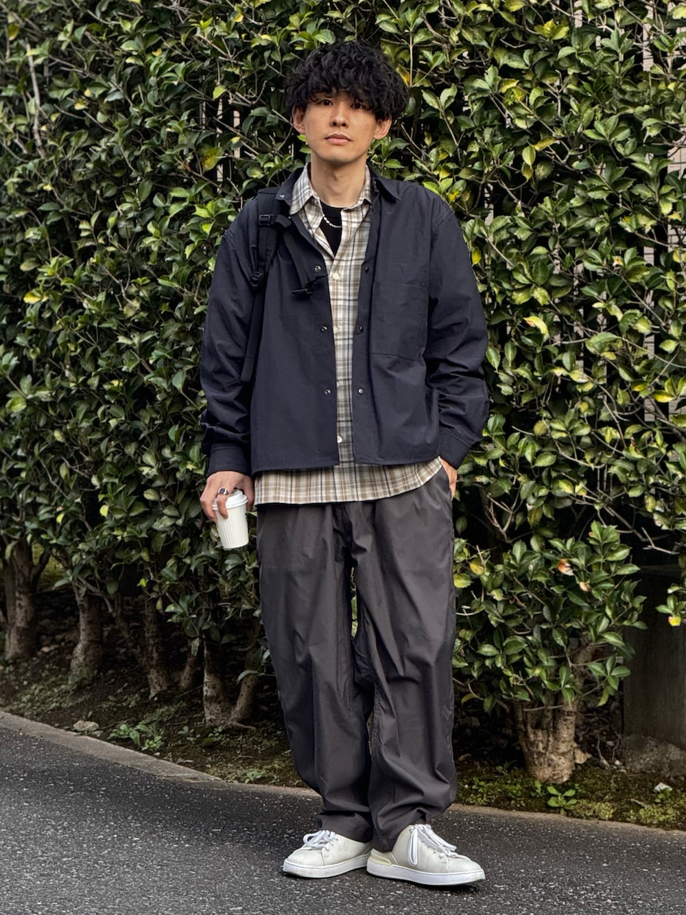 「春のおしゃ見えテクニック、春アウター、春コーデ、春色、シャツアウター、シャツスタイル、スポーツミックス、アウトドアスタイル、スポーツmix、きれいめカジュアル、大人カジュアル、低身長、シンプルコーデ、レイヤードスタイル、休日スタイル」｜「WEXLEYのSHELDRAKE CORDURA BALLISTIC BLACK（バックパック/リュック、ブラック系）」を使った、ゆっきーさん（骨格ウェーブ・メンズ・165cm）の春コーディネートの2枚目の写真