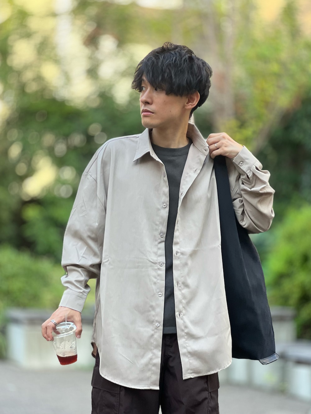 ベージュ系のシャツ/ブラウス、ブラック系のトートバッグ、ブラウン系のカーゴパンツを着用したメンズの秋コーディネートの4枚目の写真