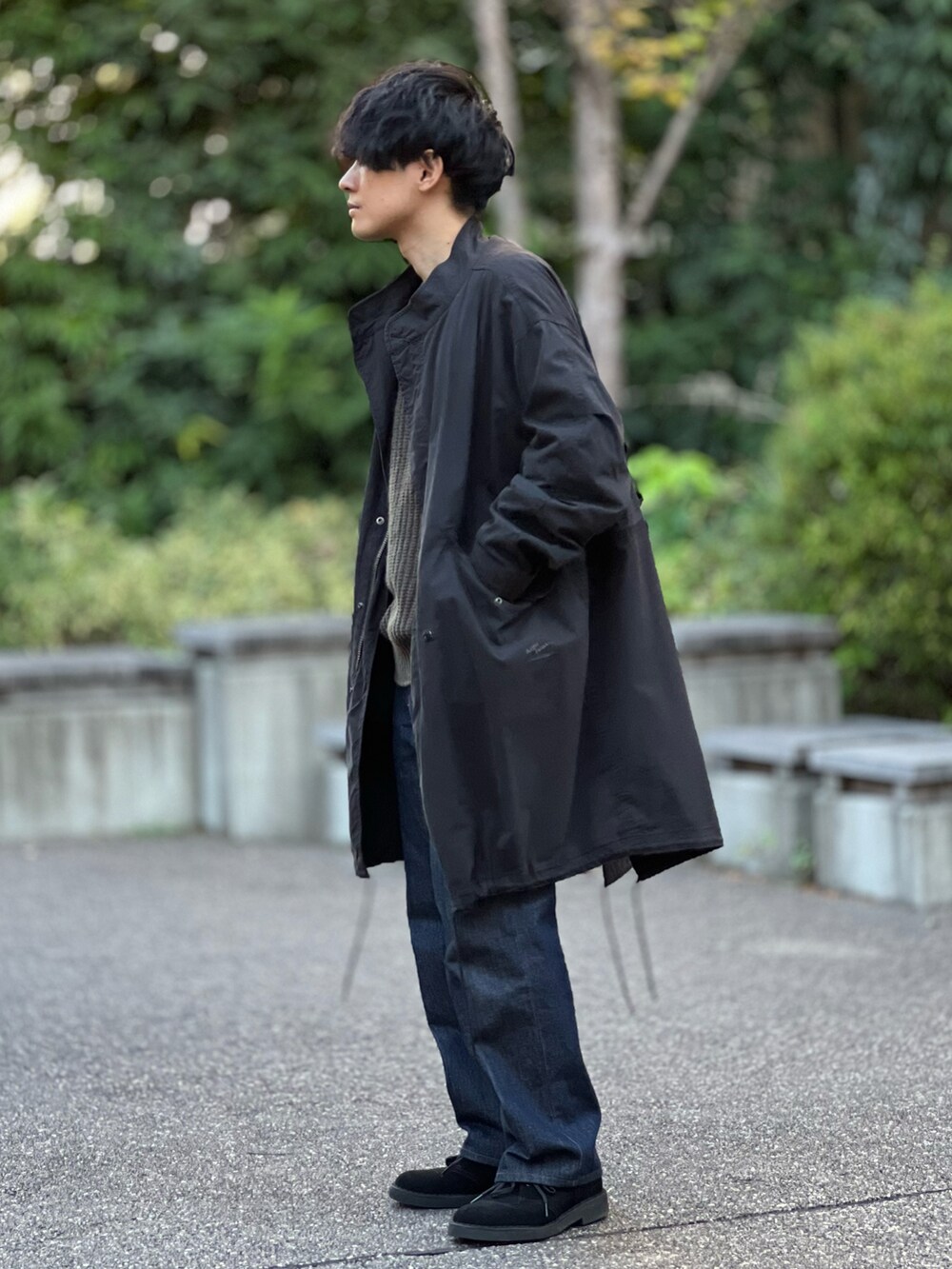 「デニム、ニット、モッズコート、シンプルコーデ、低身長、きれいめカジュアル、大人カジュアル、ブーツ、clarks、秋コーデ、冬コーデ、秋冬コーデ、お出かけコーデ、休日スタイル、ファッションを楽しもう」｜「ARMY TWILLの【ARMY TWILL×JS / アーミーツイル】別注 FISH TAIL COAT（モッズコート、ブラック系）」を使った、ゆっきーさん（骨格ウェーブ・メンズ・165cm）の秋コーディネートの3枚目の写真