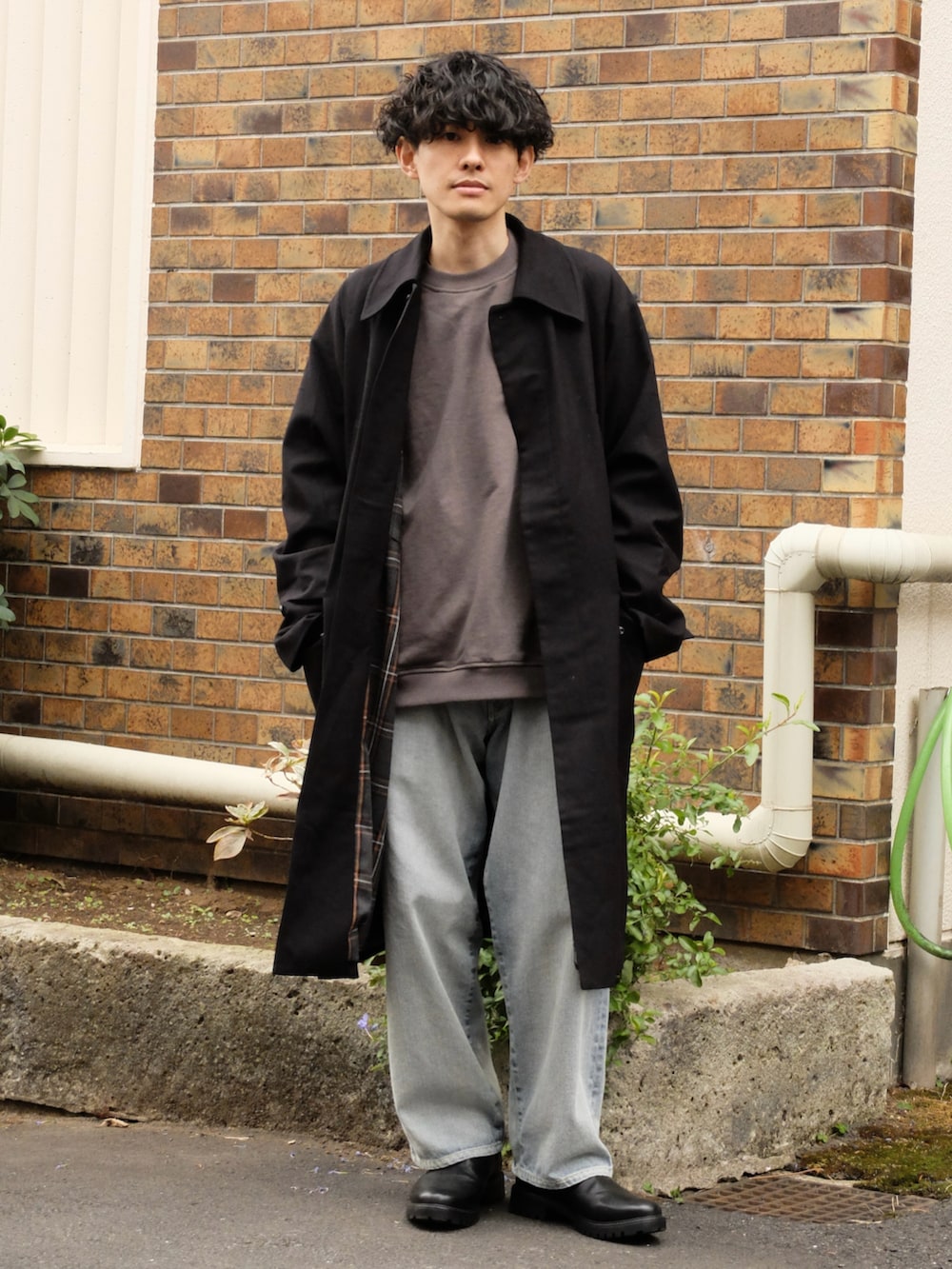 「RHYTHR、大人カジュアル、クリスマスに着たい服、shiun、デニム、スウェット、コート、ロングコート、マイベストコーデ2023、低身長、冬アウター、冬コーデ、新星WEARISTAにエントリー、クリスマスコーデ、デートコーデ」|「shiunのBLEACH DENIM(デニムパンツ、ブルー系)」を使った、ゆっきーさん(骨格ウェーブ・メンズ・165cm)の冬コーディネートの2枚目の写真