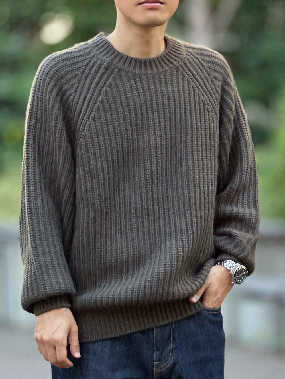 「デニム、ニット、モッズコート、シンプルコーデ、低身長、きれいめカジュアル、大人カジュアル、ブーツ、clarks、秋コーデ、冬コーデ、秋冬コーデ、お出かけコーデ、休日スタイル、ファッションを楽しもう」｜「ARMY TWILLの【ARMY TWILL×JS / アーミーツイル】別注 FISH TAIL COAT（モッズコート、ブラック系）」を使った、ゆっきーさん（骨格ウェーブ・メンズ・165cm）の秋コーディネートの5枚目の写真