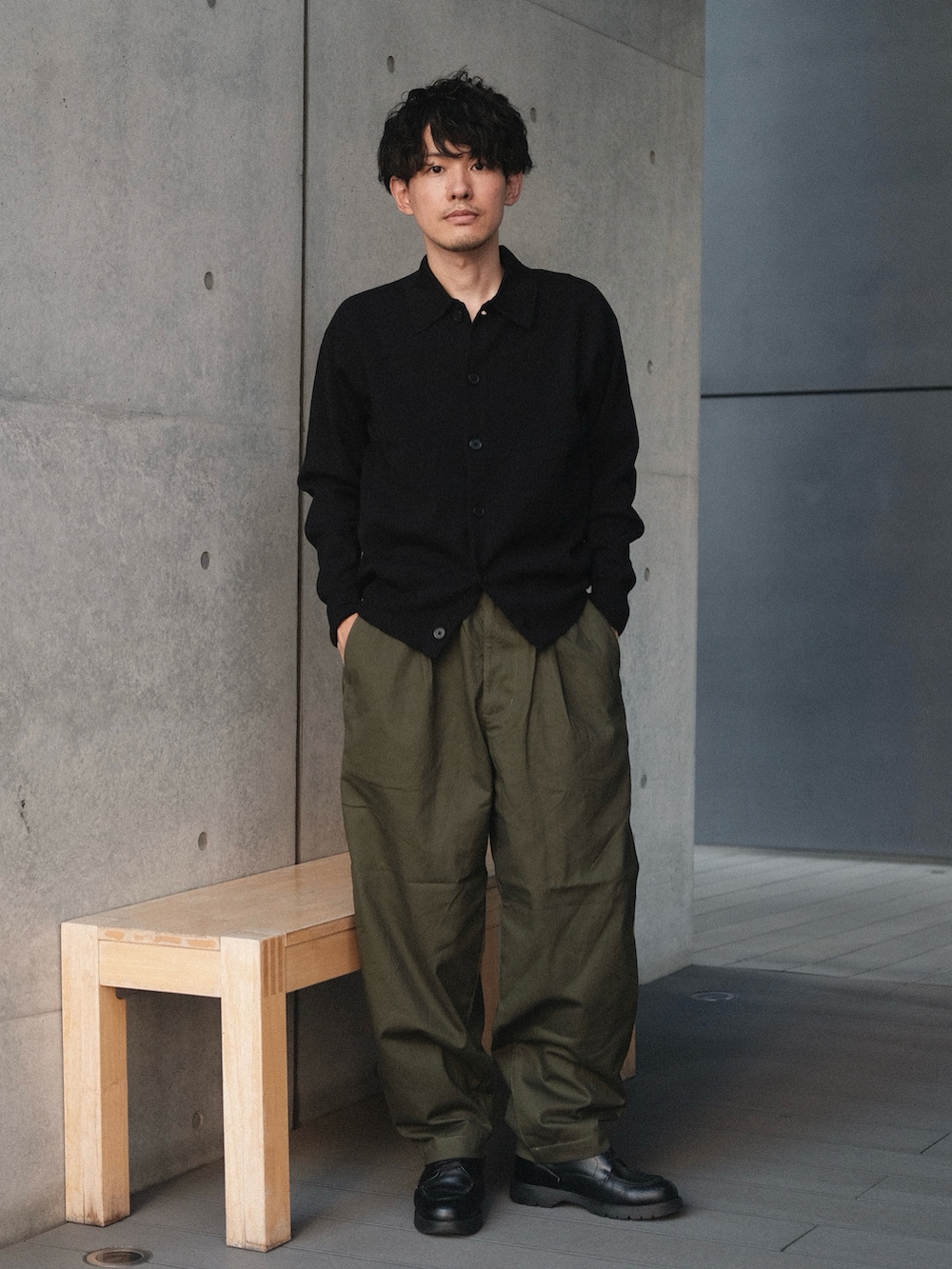 グリーン系のその他パンツ、ブラック系のドレスシューズ、シルバー系のリングを着用したメンズの秋コーディネートの2枚目の写真