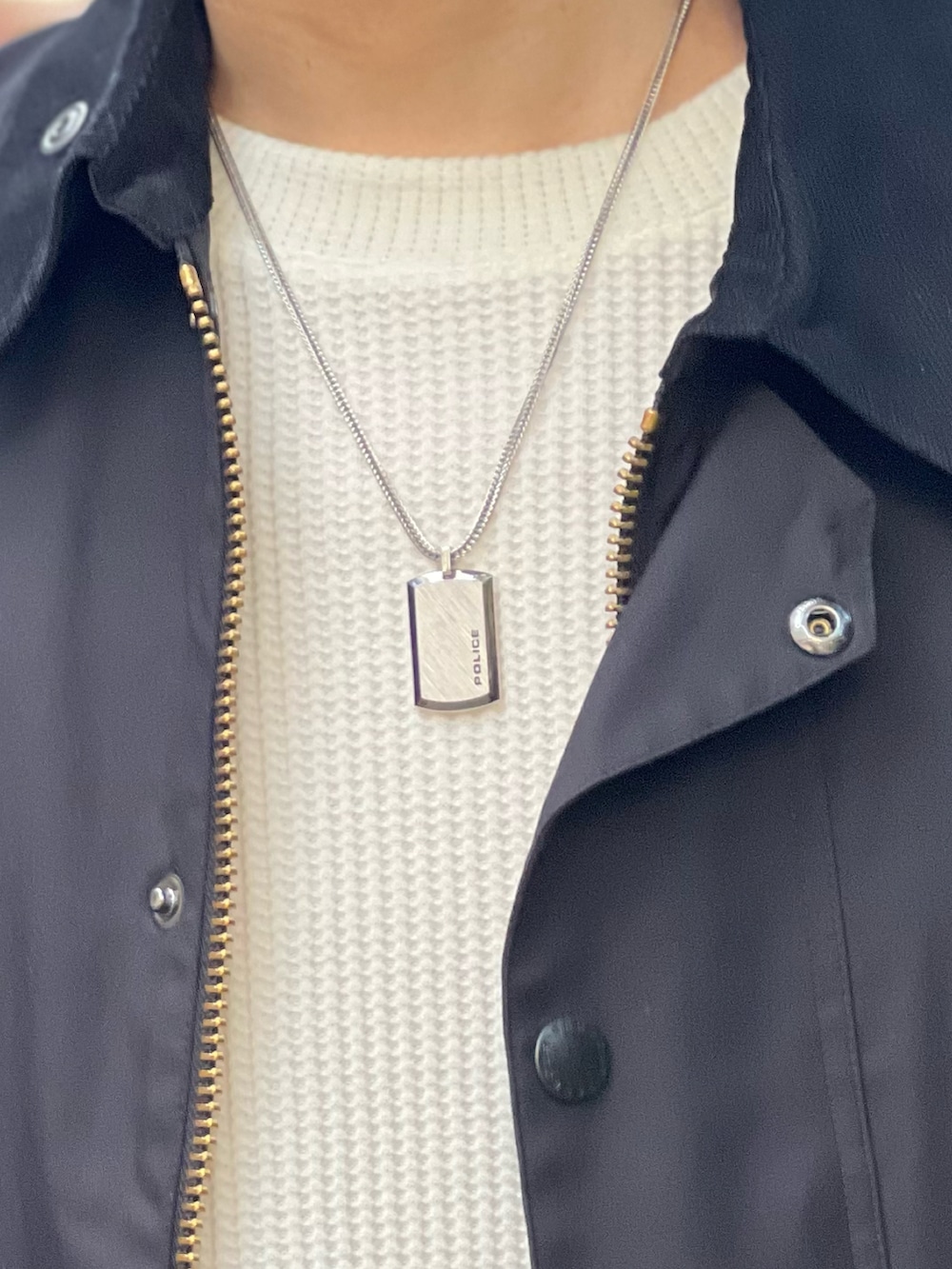 ブラック系のブルゾン、ホワイト系のTシャツ/カットソー、ブルー系のデニムパンツを着用したメンズの秋コーディネートの3枚目の写真