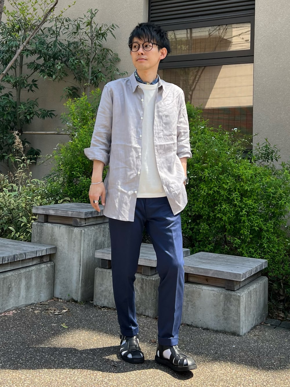 「春夏コーデ、30代、シャツスタイル、大人カジュアル、グルカサンダル、ブルー、カラーパンツ、プチプラ、スラックス、シンプルコーデ、きれいめカジュアル、スカーフ、低身長コーデ、マリン、キレイめ」|「URBAN RESEARCH ROSSO MENの『XLサイズ』リネン七分袖シャツ(シャツ/ブラウス、グレー系)」を使った、ゆっきーさん(メンズ・165cm)の春コーディネートの2枚目の写真