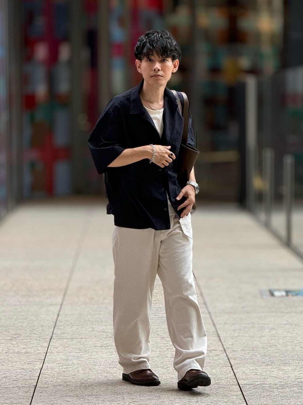 「休日スタイル、きれいめカジュアル、キレイめ、大人カジュアル、大人コーデ、開襟シャツ、オープンカラーシャツ、デニム、デニムコーデ、白パンツ、30代コーデ、40代ファッション、夏コーデ、シンプルコーデ、シンプル」｜「Blemeのベルテッドデニム　ワイドスラックス　デニムパンツ（デニムパンツ、ホワイト系）」を使った、ゆっきーさん（骨格ウェーブ・メンズ・165cm）の夏コーディネートの2枚目の写真