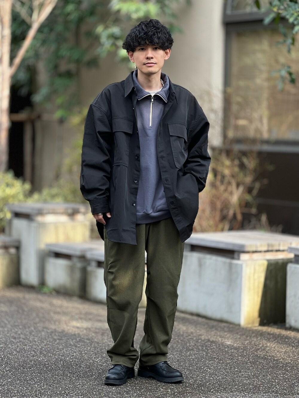「似合うラボに行こう、serace、CPOジャケット、きれいめカジュアル、大人カジュアル、シンプルコーデ、レイヤードスタイル、レイヤード、プチプラ、カーゴパンツ、ハーフジップ、シャツスタイル、ストリート、春服みてみて、春コーデ」｜「SERACEの【SERACE】Long over military CPO shirt jacket / ロングオーバーミリタリーCPOシャツジャケット（ミリタリージャケット、ブラック系）」を使った、ゆっきーさん（骨格ウェーブ・メンズ・165cm）の春コーディネートの2枚目の写真