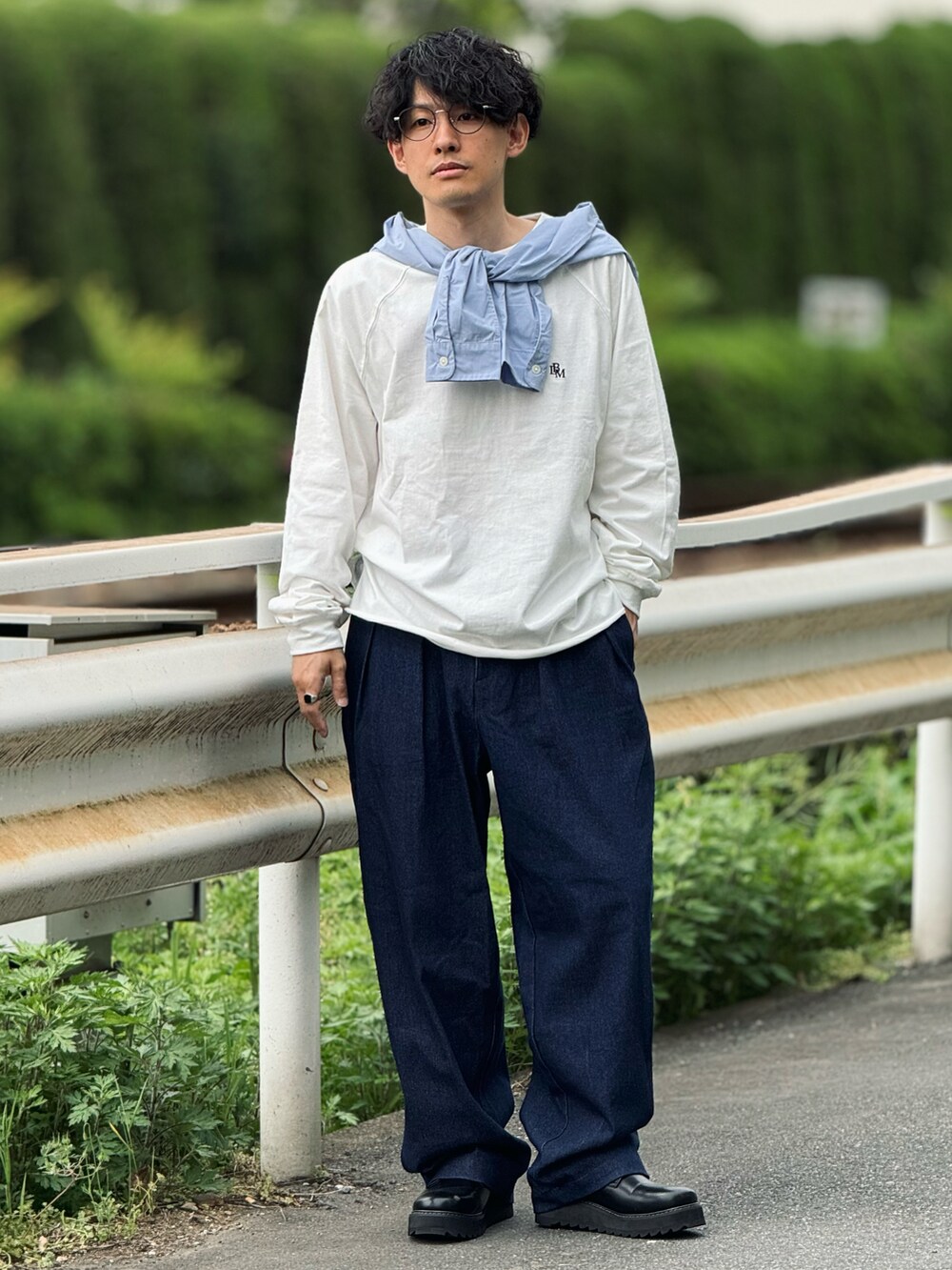 「Bleme、大人カジュアル、きれいめカジュアル、ロンT、チノパン、グルカパンツ、デニム、肩がけ、低身長、低身長コーデ、メガネ男子、春夏コーデ、スラックス、プチプラ、デートコーデ」｜「Blemeのカットオフデザイン ロングスリーブ スリット入り ロゴ刺繍ルーズロンT（Tシャツ/カットソー、ホワイト系）」を使った、ゆっきーさん（骨格ウェーブ・メンズ・165cm）の春コーディネートの3枚目の写真