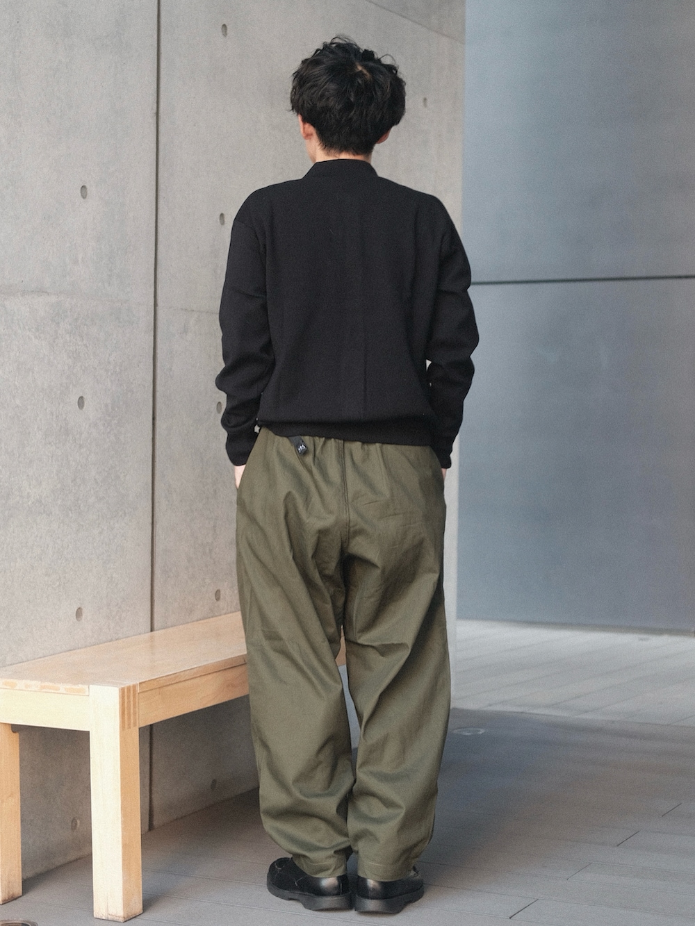 グリーン系のその他パンツ、ブラック系のドレスシューズ、シルバー系のリングを着用したメンズの秋コーディネートの4枚目の写真