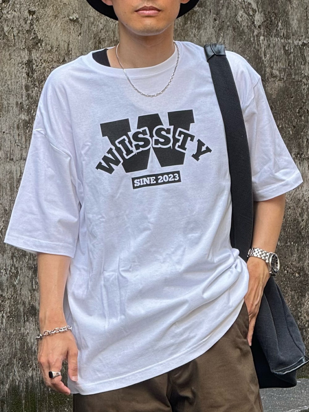 「夏コーデ、ロゴT、ストリート、トートバッグ、UNIQLO U、バケットハット、wissty、ウィスティー、低身長、低身長コーデ、シンプルコーデ、30代、40代、サンダル、プチプラ」｜「wisstyのwissty-ボーイ＆ガール・ロゴ-SSTEE（Tシャツ/カットソー、ホワイト系）」を使った、ゆっきーさん（骨格ウェーブ・メンズ・165cm）の夏コーディネートの3枚目の写真