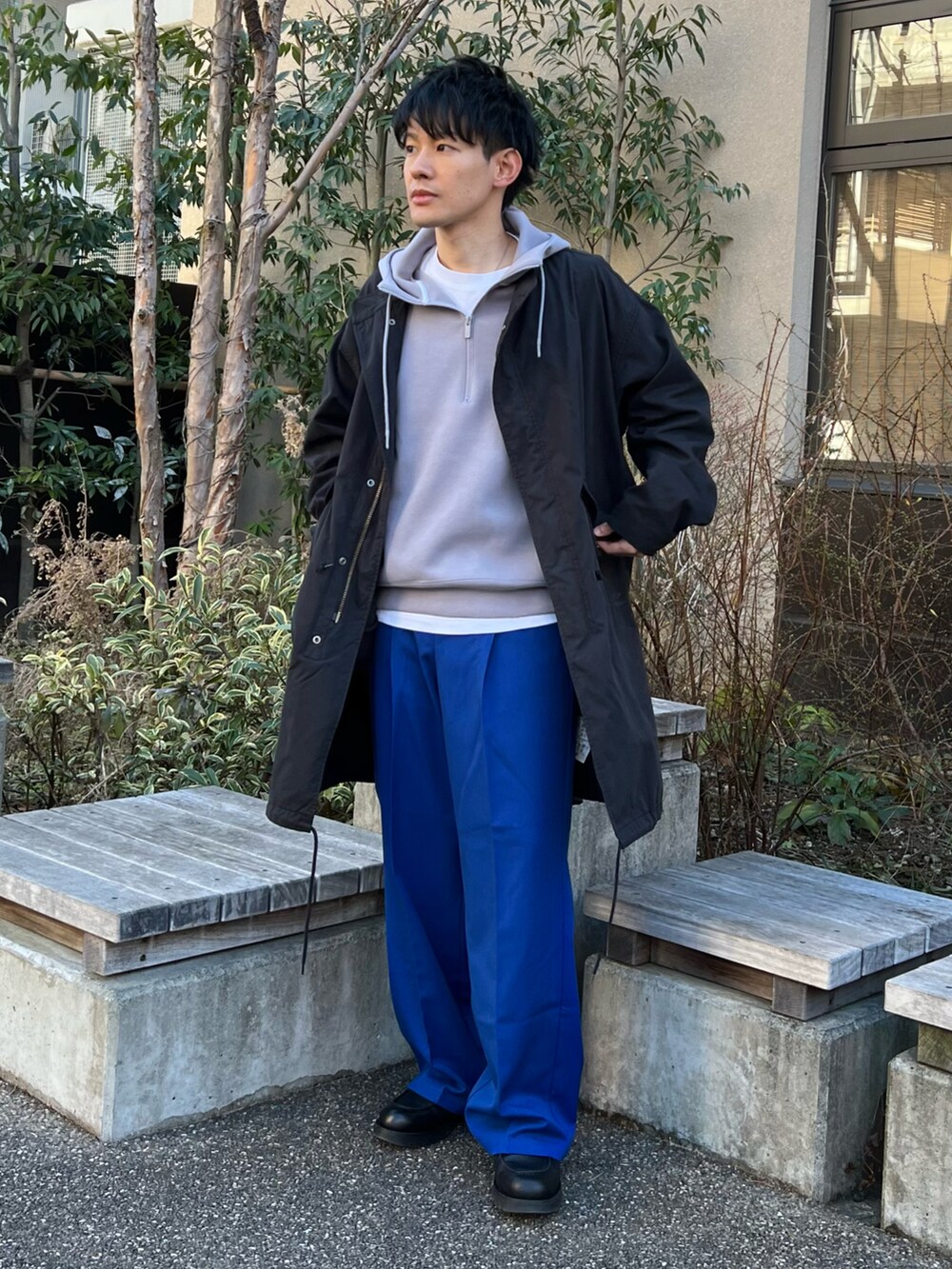 「春コーデ、春アウター、レイヤードスタイル、シンプルコーデ、カラーパンツ、ハーフジップ、スラックス、革靴、ブルー、寒色系、低身長、30代、ワイドパンツ、きれいめカジュアル、厚底シューズ」|「EMMA CLOTHESのTRストレッチスーツ地 ストレート 1タック センタープレスイージーカラーワイドパンツ EMMA CLOTHES 2022 SPRING(スラックス、ブルー系)」を使った、ゆっきーさん(メンズ・165cm)の冬コーディネートの2枚目の写真