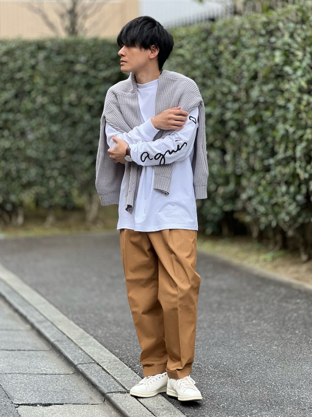 「春服デビュー宣言、agnes b.、カーディガン、肩掛けカーデ、肩掛け、シンプルコーデ、きれいめカジュアル、ロンT、ロゴT、カラーパンツ、プチプラ、スラックス、休日スタイル、春服みてみて、低身長」｜「agnes b.のWEB限定 SBX7 TS CHRISTOF Tシャツ（Tシャツ/カットソー、ホワイト系）」を使った、ゆっきーさん（骨格ウェーブ・メンズ・165cm）の春コーディネートの2枚目の写真