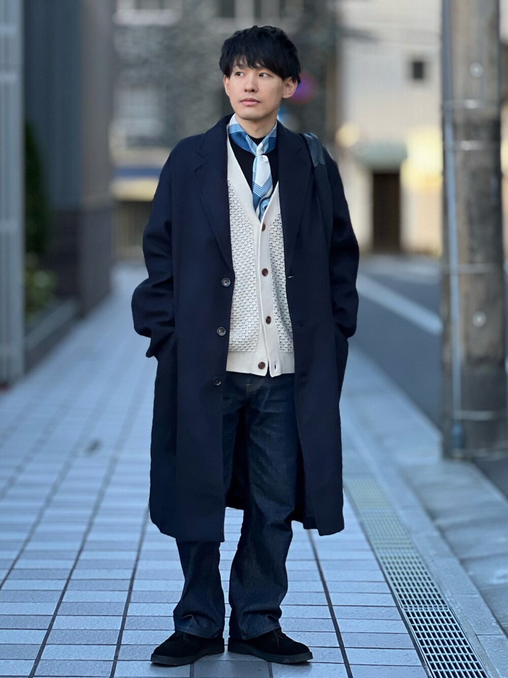 「スカーフ、私の推しブランド、きれいめカジュアル、大人カジュアル、デニム、AURALEE、ロングコート、ブーツ、カーディガン、レイヤードスタイル、チェスターコート、シンプルコーデ、トートバッグ、ワントーンコーデ、レザー」｜「Hender Schemeのazuma bag big（トートバッグ、ブラック系）」を使った、ゆっきーさん（骨格ウェーブ・メンズ・165cm）の冬コーディネートの2枚目の写真