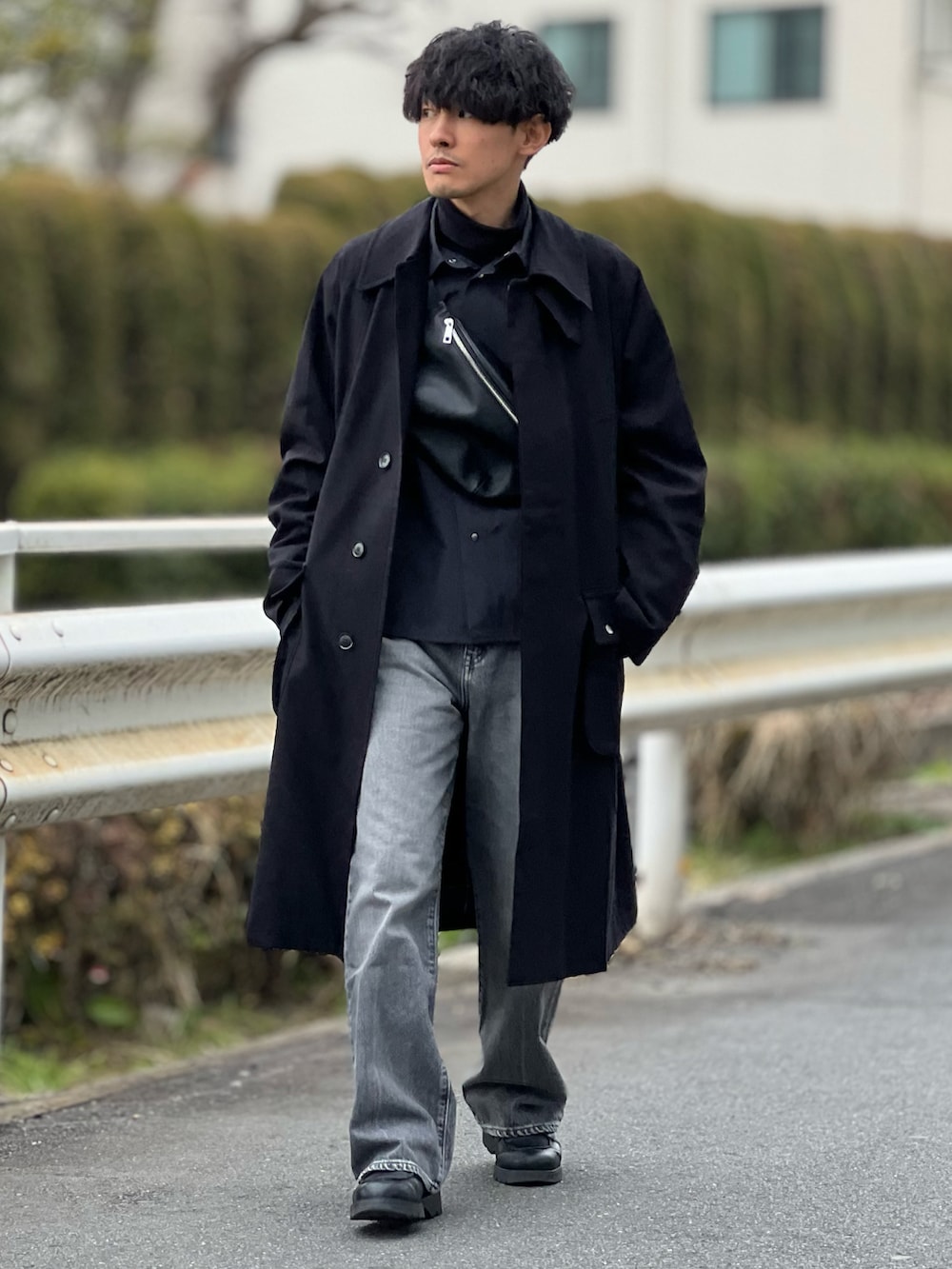 「RHYTHR、コート、冬コーデ、冬アウター、ロングコート、シンプルコーデ、デートコーデ、きれいめカジュアル、大人カジュアル、モノトーンコーデ、プチプラ、ショルダーバッグ、デニム、低身長、チェック」｜「KLEMANの＜KLEMAN（クレマン）＞ FRODAN/シューズ（ドレスシューズ、ブラック系）」を使った、ゆっきーさん（骨格ウェーブ・メンズ・165cm）の冬コーディネートの2枚目の写真