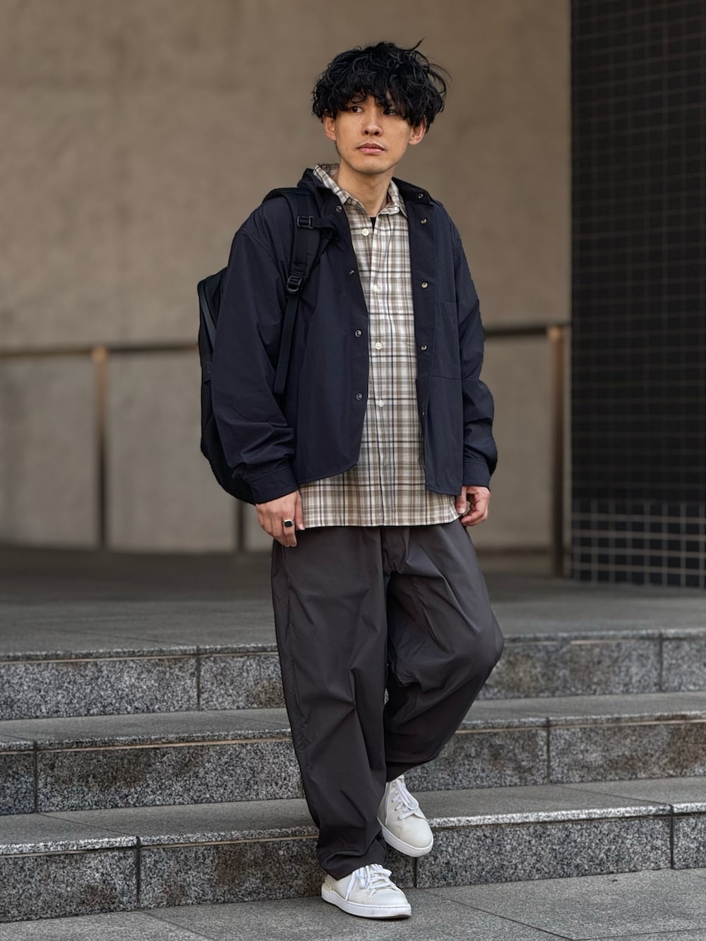 「春のおしゃ見えテクニック、春アウター、シャツアウター、きれいめカジュアル、meltum、スポーツミックス、レイヤードスタイル、レイヤード、シンプルコーデ、大人コーデ、スポーツmix、春コーデ、スニーカー、低身長、アウトドアスタイル」｜「meltumの【meltum/メルタム】WP CLIMBING TECH PANTS Sorona - WP クライミングテックパンツソロナ（その他パンツ、グレー系）」を使った、ゆっきーさん（骨格ウェーブ・メンズ・165cm）の春コーディネートの5枚目の写真