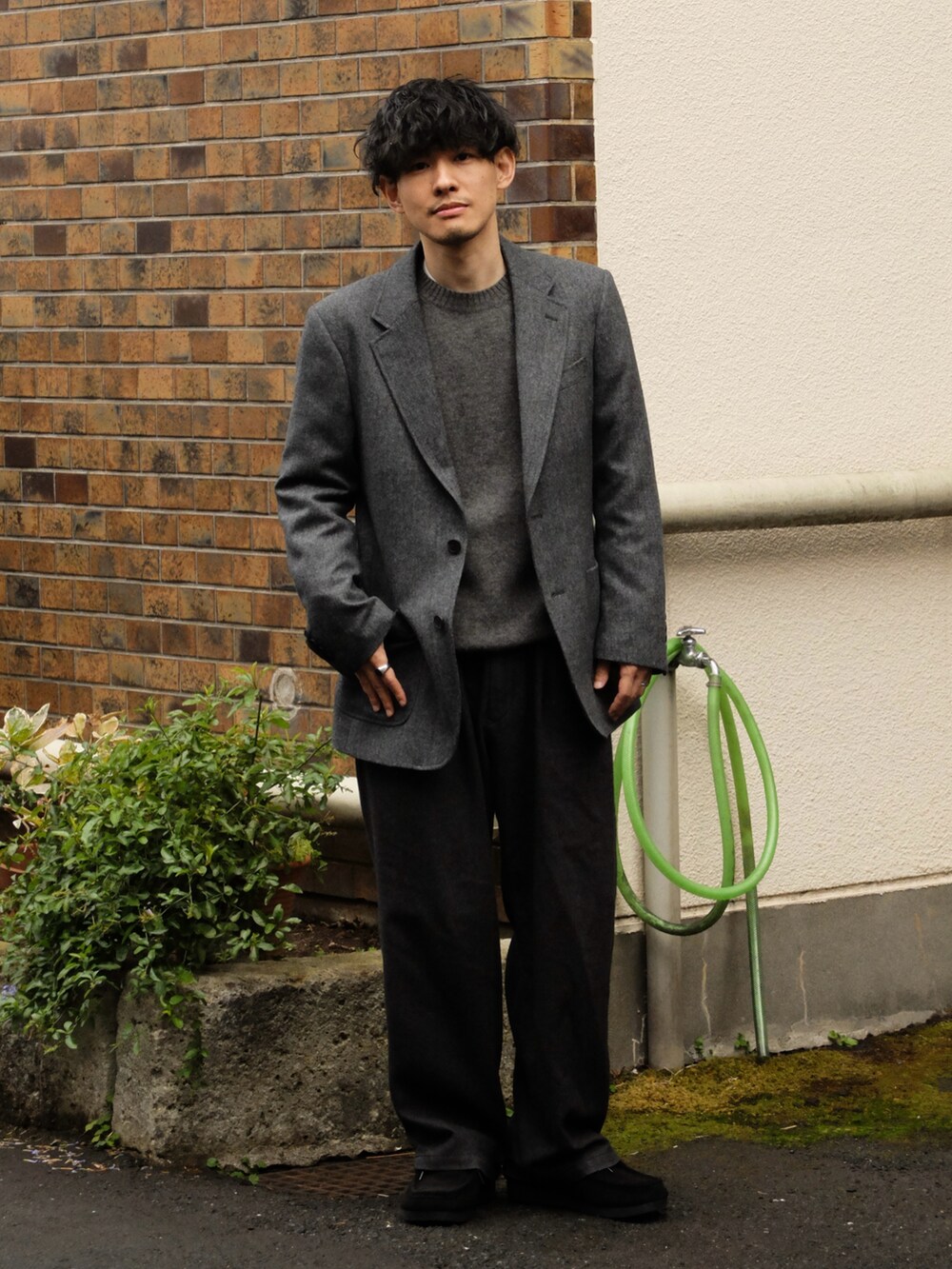 「モノトーン、モノトーンコーデ、ワイドパンツ、ニット、スラックス、きれいめカジュアル、シンプルコーデ、ノームコア、ジャケットスタイル、テーラードジャケット、30代コーデ、低身長、今日のコスメと服、プチプラ、冬コーデ」｜「shiunのGARMENT DYE WOOL TROUSERS（スラックス、グレー系）」を使った、ゆっきーさん（骨格ウェーブ・メンズ・165cm）の冬コーディネートの2枚目の写真