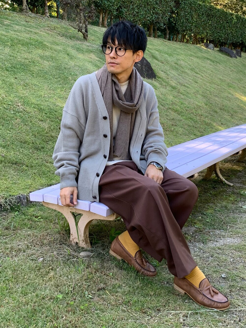 「カーディガン、ニット、ストール、マフラー、ローファー、UNIQLO、ワイドパンツ、ブラウン、プチプラ、さつまいも、メガネ男子、低身長、30代、秋コーデ、モノマート」|「MONO-MARTのボリュームニットルーズカーディガン Autumn-Winter 2021(カーディガン/ボレロ、グレー系)」を使った、ゆっきーさん(メンズ・165cm)の秋コーディネートの3枚目の写真