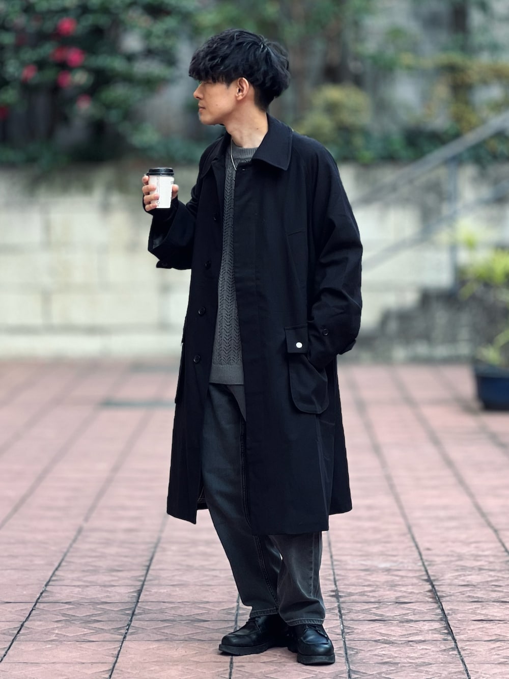 「冬を彩る色いろコーデ、モノトーン、serace、透かし編みニット、RHYTHR、冬アウター、冬コーデ、ロングコート、シンプルコーデ、お出かけコーデ、休日スタイル、デニム、プチプラ、デートコーデ、ニット」｜「SERACEの【SERACE】Oversize openwork sheer knit / オーバーサイズ透かし編みシアーニット（ニット/セーター、グレー系）」を使った、ゆっきーさん（骨格ウェーブ・メンズ・165cm）の冬コーディネートの3枚目の写真